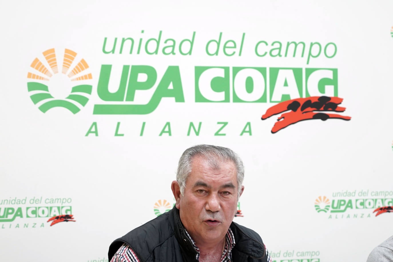 El coordinador autonómico de COAG, Lorenzo Rivera, y el secretario general de UPA Castilla y León, Aurelio Aurelio González (I), presentan sus propuestas al nuevo Gobierno de la Junta de Castilla y León para «garantizar el presente y futuro de las explotaciones familiares agrarias de la comunidad.
