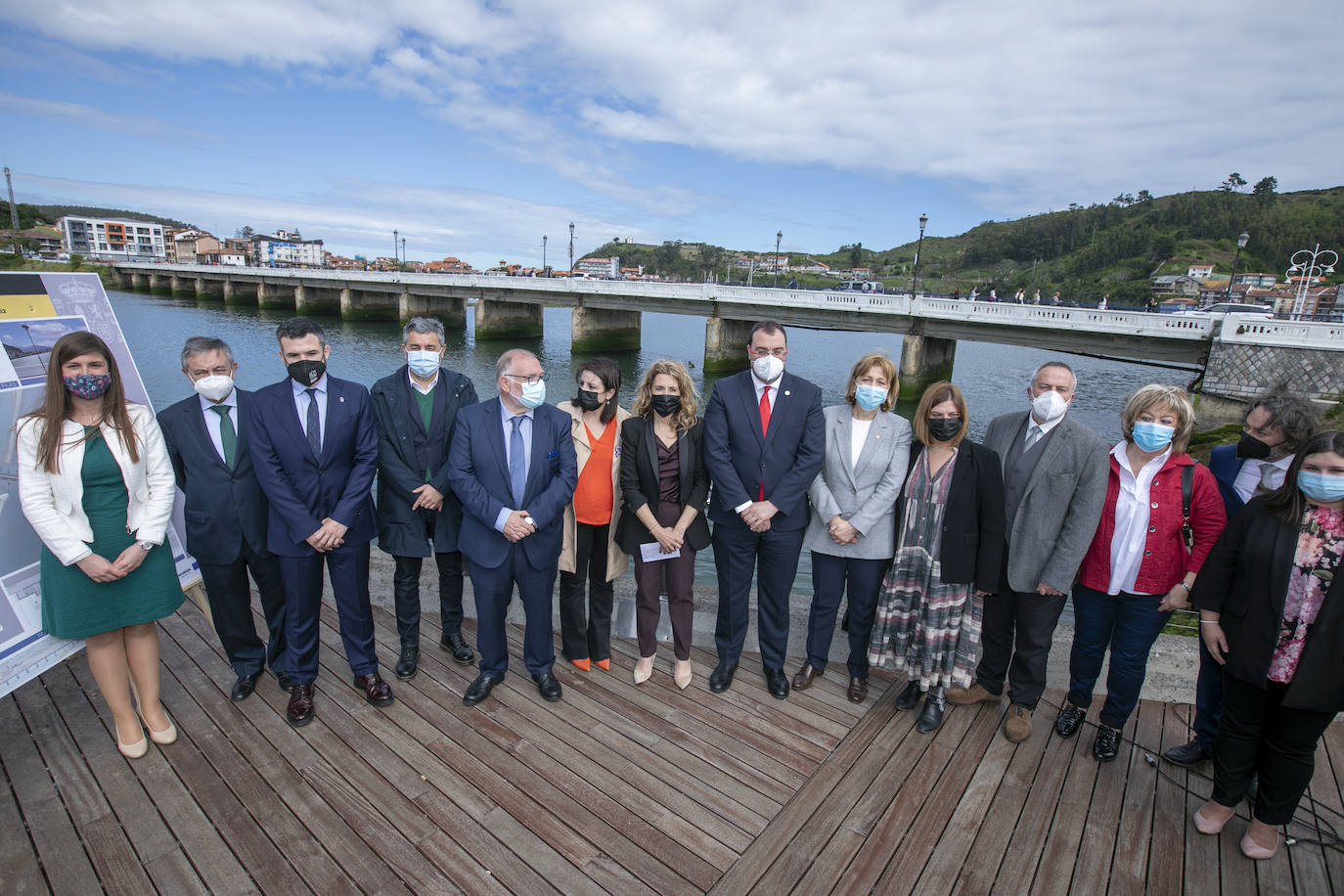 La ministra de Transportes, Movilidad y Agenda Urbana, Raquel Sánchez (c), da un discurso mientras presenta junto al presidente del Principado, Adrián Barbón, la licitación de las obras de ampliación del puente de Ribadesella, en el Pódium de los Vencedores del Sella, este miércoles.