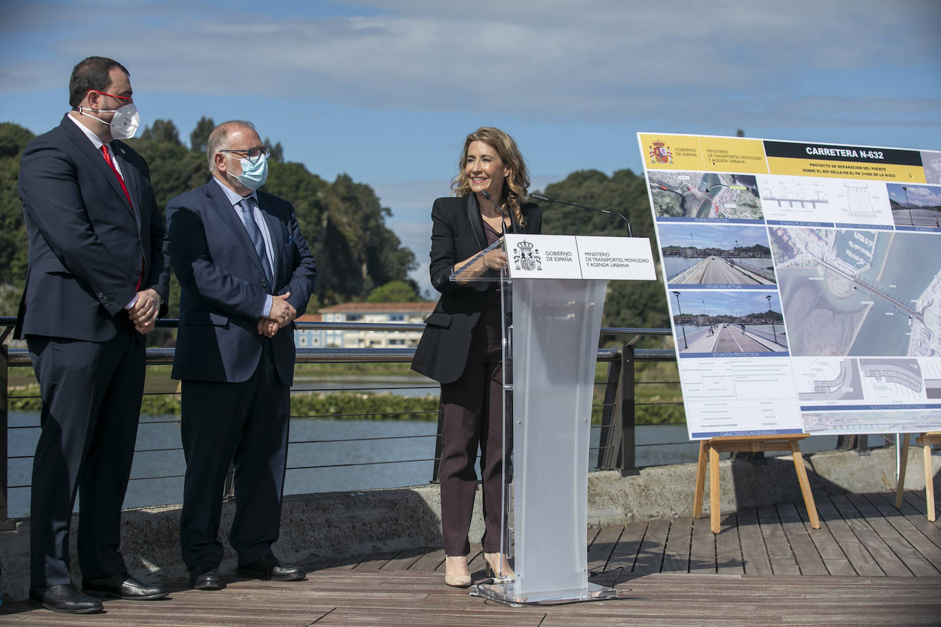 La ministra de Transportes, Movilidad y Agenda Urbana, Raquel Sánchez (c), da un discurso mientras presenta junto al presidente del Principado, Adrián Barbón, la licitación de las obras de ampliación del puente de Ribadesella, en el Pódium de los Vencedores del Sella, este miércoles.