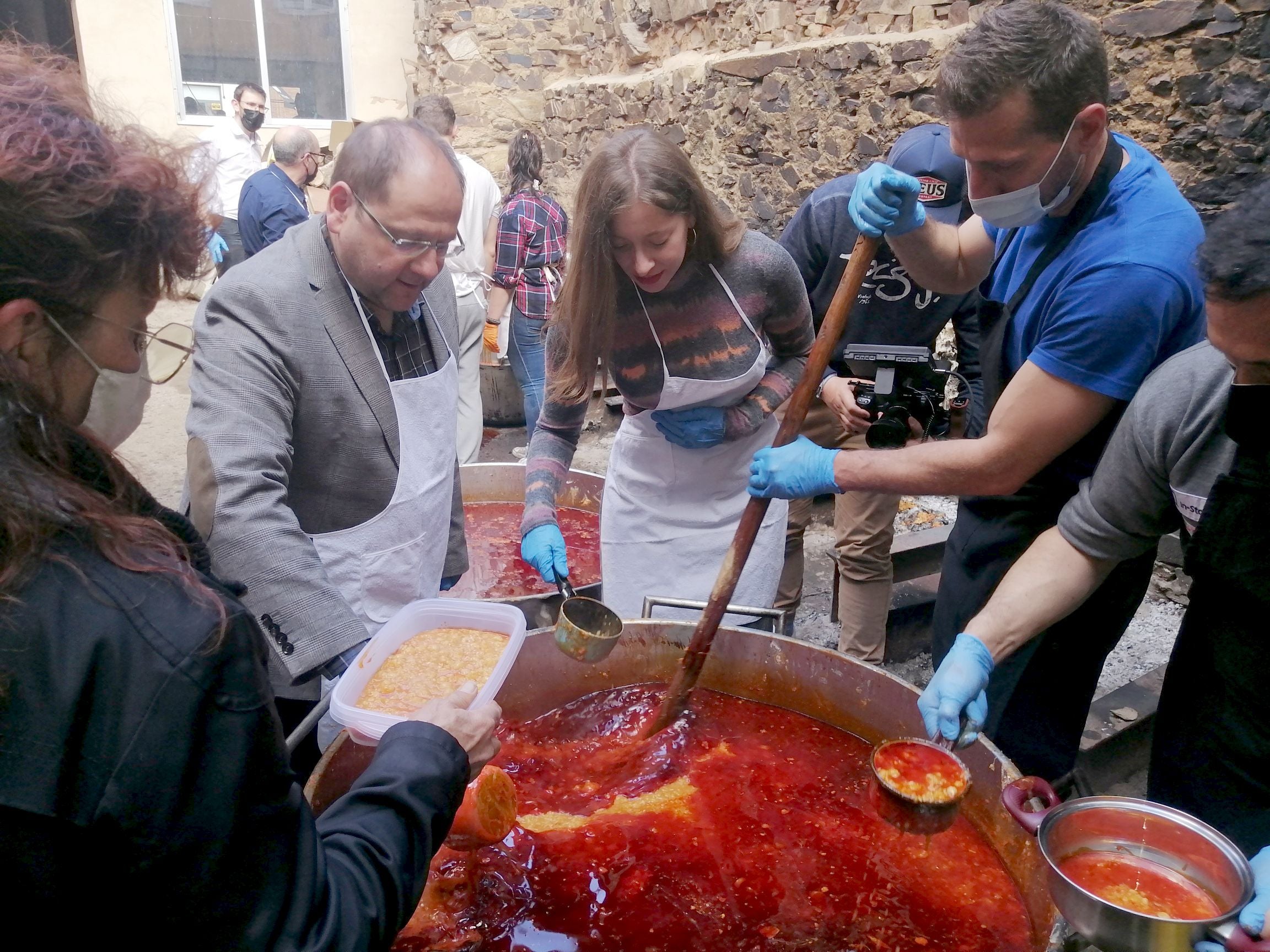 Fotos: El Santo Potajero alimenta a La Bañeza