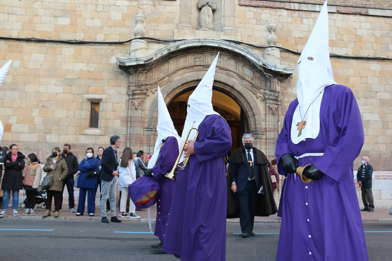 La Cofradía Santísimo Cristo de la Expiración y del Silencio ha puesto en la calle el recogimiento del Miércoles Santo. 