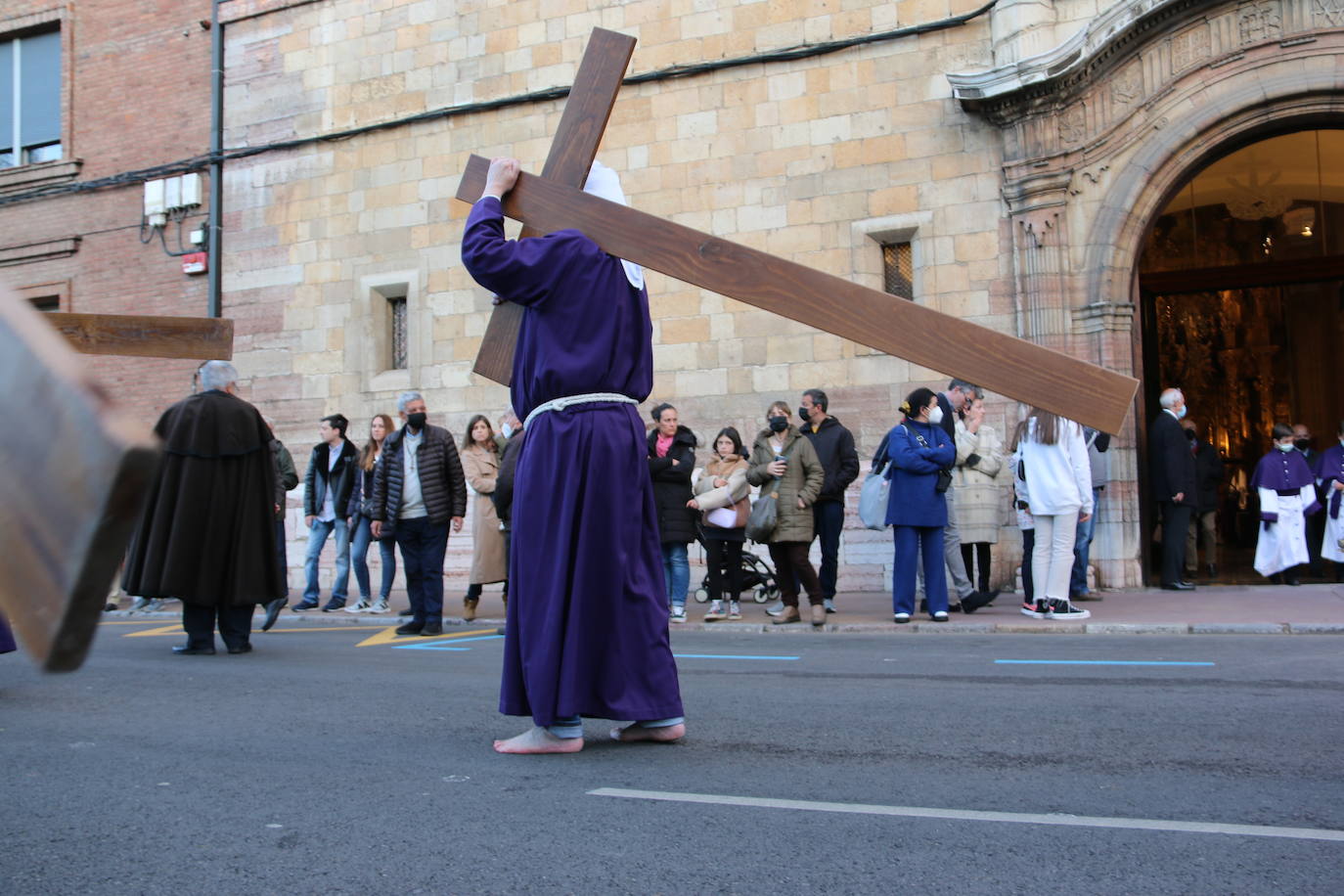 La Cofradía Santísimo Cristo de la Expiración y del Silencio ha puesto en la calle el recogimiento del Miércoles Santo. 