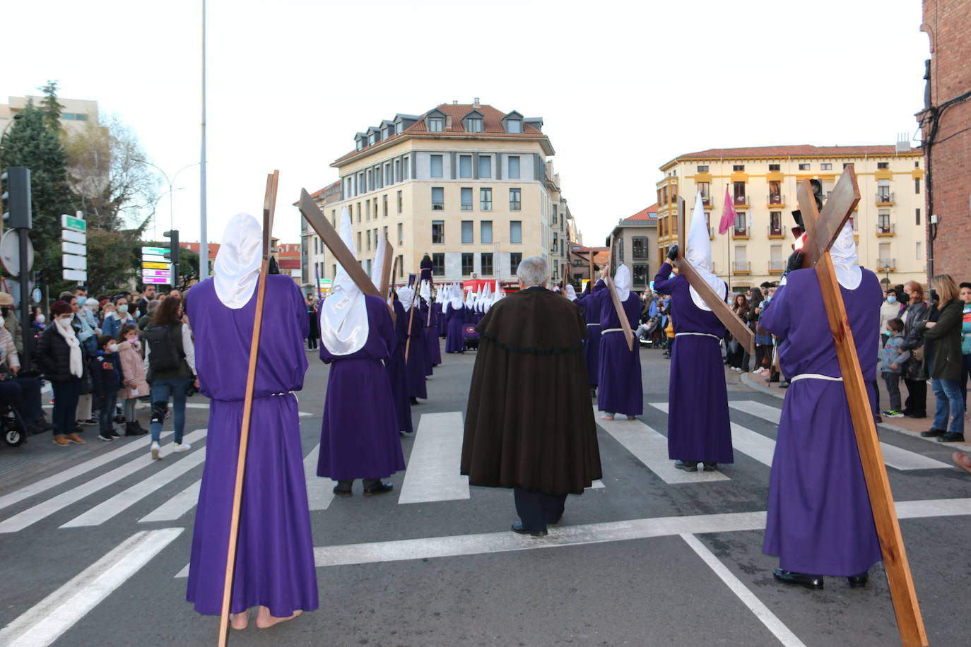 La Cofradía Santísimo Cristo de la Expiración y del Silencio ha puesto en la calle el recogimiento del Miércoles Santo. 