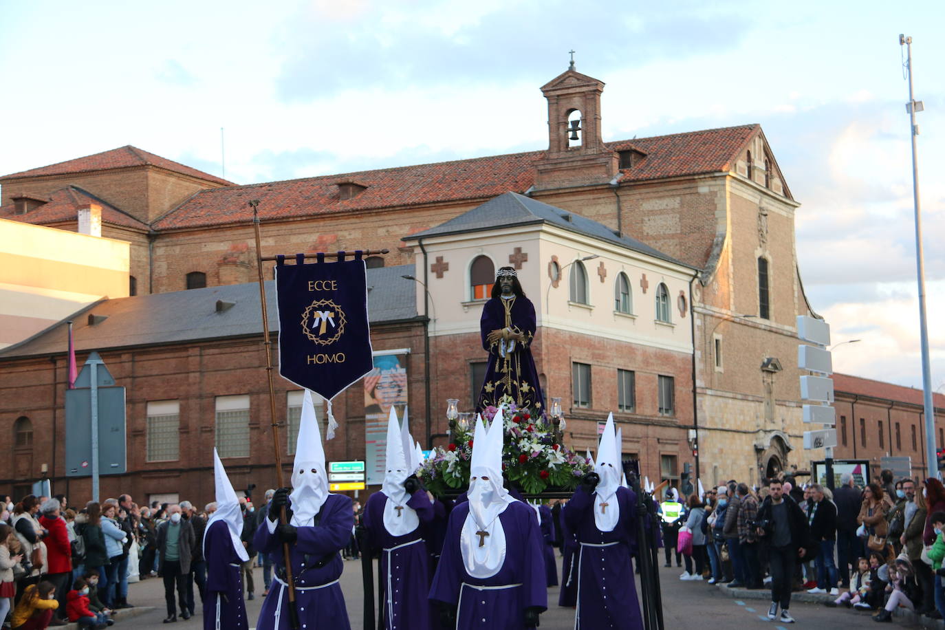 La Cofradía Santísimo Cristo de la Expiración y del Silencio ha puesto en la calle el recogimiento del Miércoles Santo. 