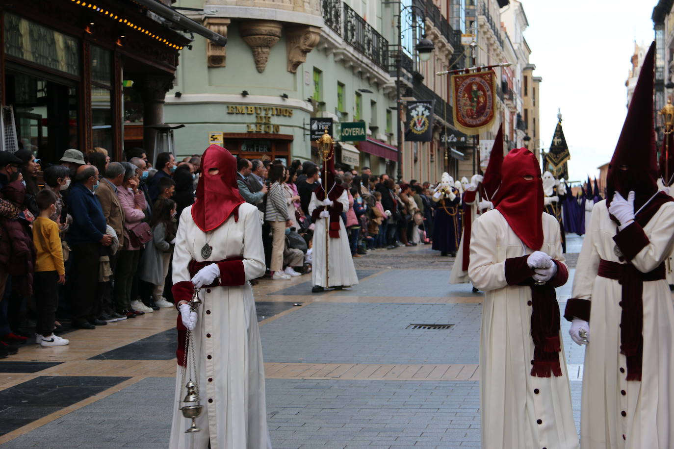 La tarde de Jueves Santo la fraternidad entre cofradías se ha materializado en la procesión de La Úlitma Cena.