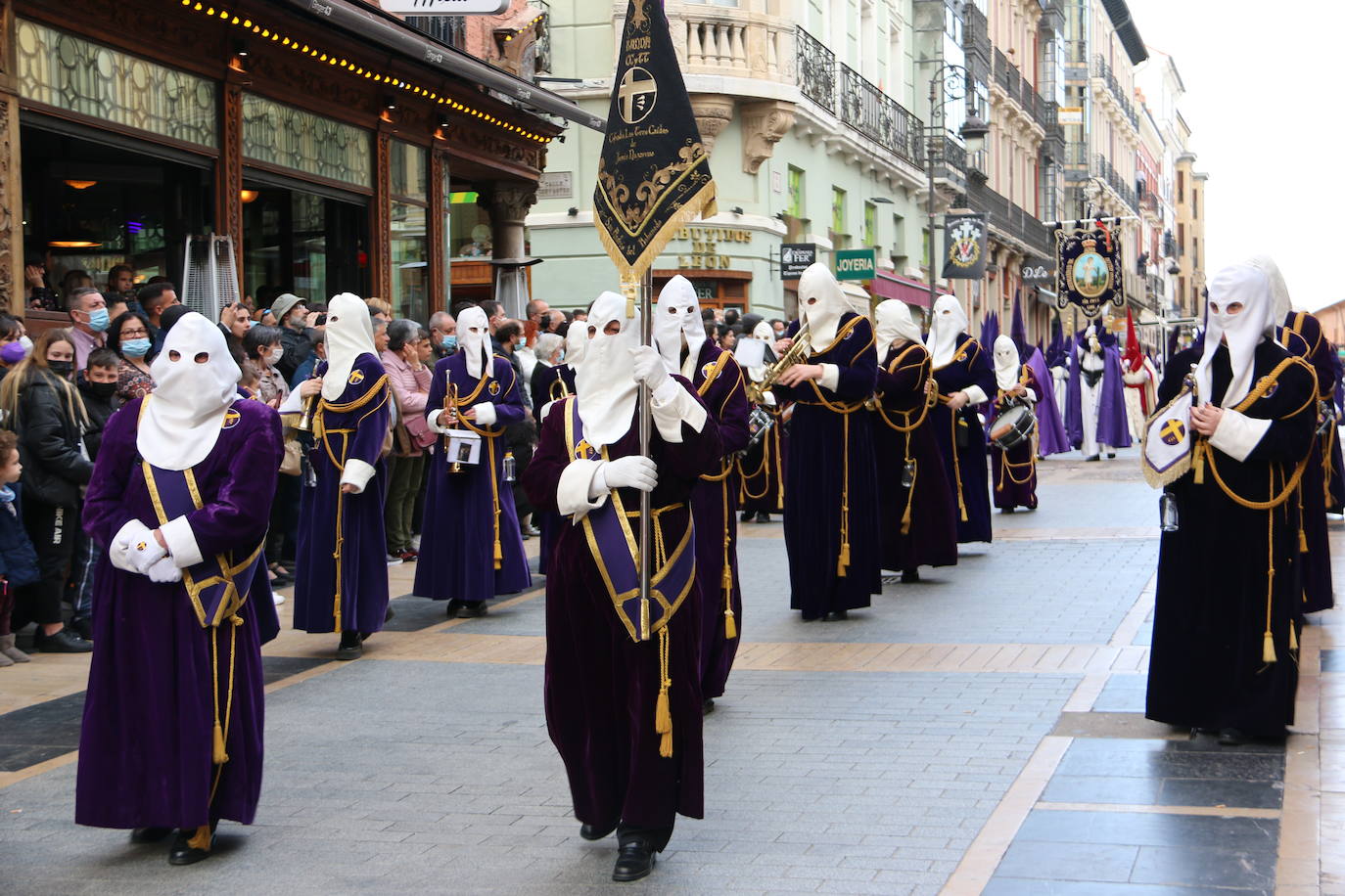 La tarde de Jueves Santo la fraternidad entre cofradías se ha materializado en la procesión de La Úlitma Cena.