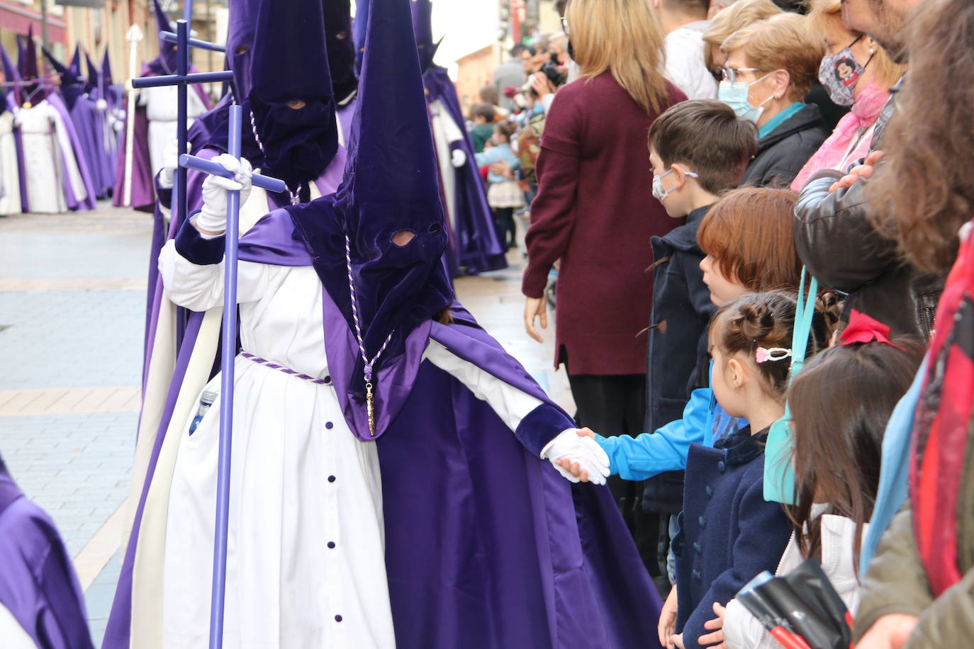 La tarde de Jueves Santo la fraternidad entre cofradías se ha materializado en la procesión de La Úlitma Cena.