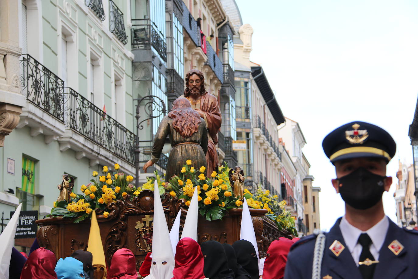 La tarde de Jueves Santo la fraternidad entre cofradías se ha materializado en la procesión de La Úlitma Cena.