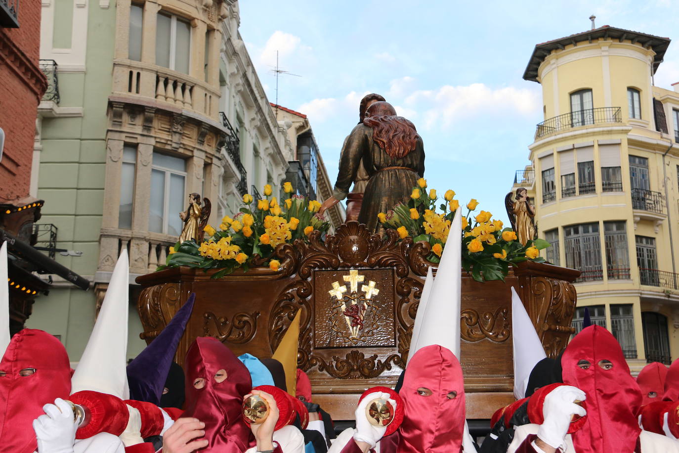 La tarde de Jueves Santo la fraternidad entre cofradías se ha materializado en la procesión de La Úlitma Cena.