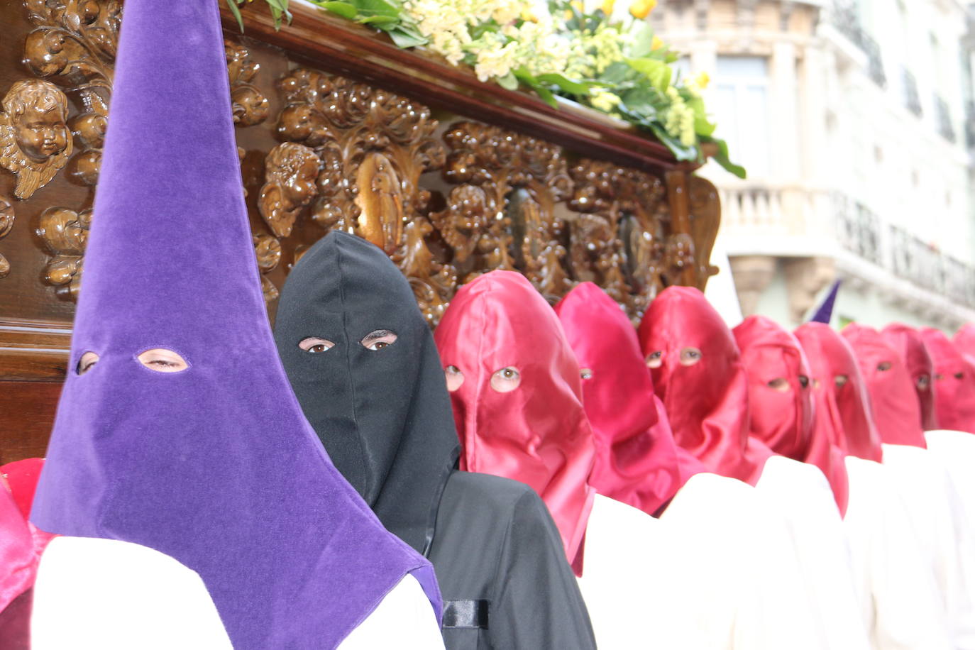 La tarde de Jueves Santo la fraternidad entre cofradías se ha materializado en la procesión de La Úlitma Cena.