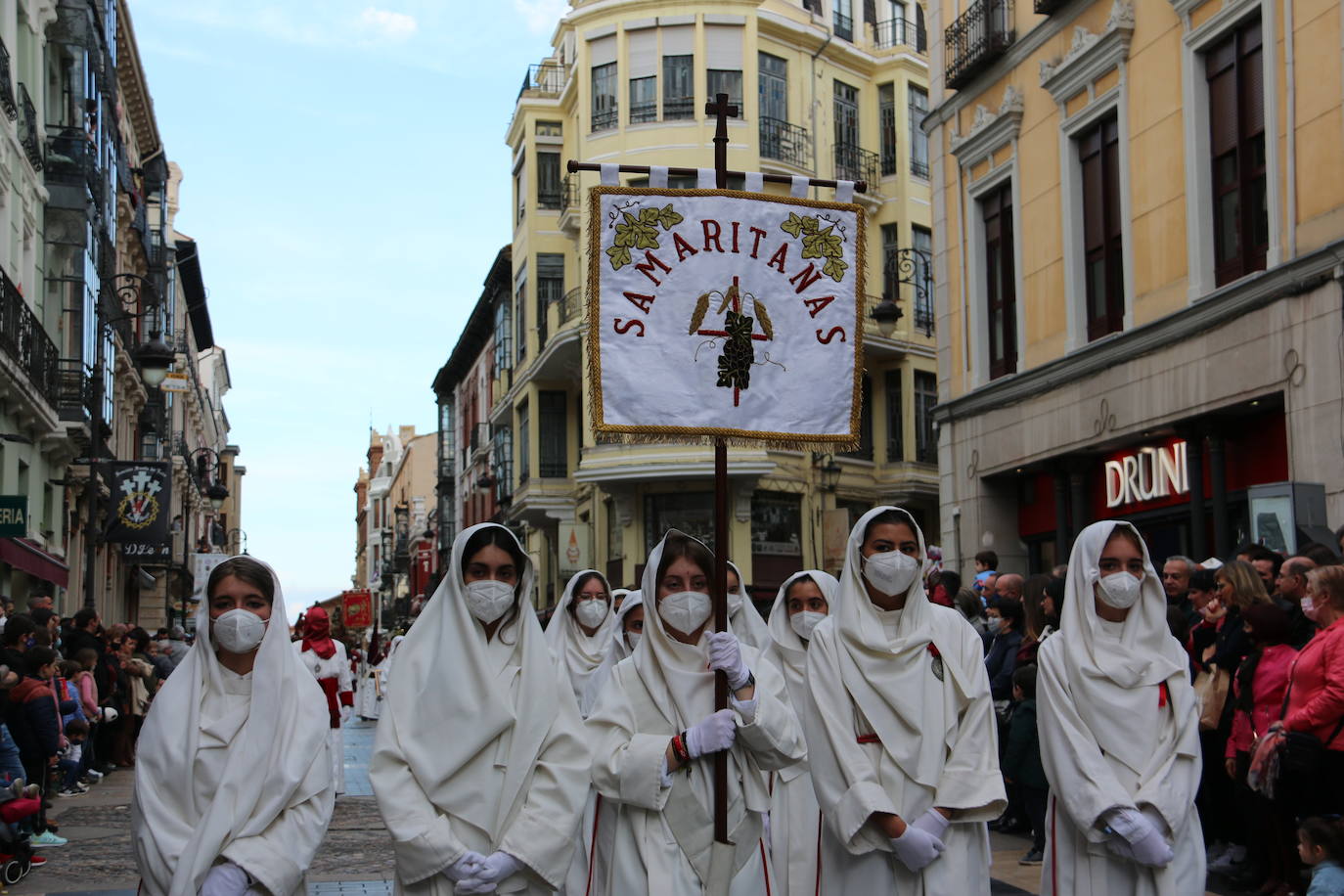 La tarde de Jueves Santo la fraternidad entre cofradías se ha materializado en la procesión de La Úlitma Cena.