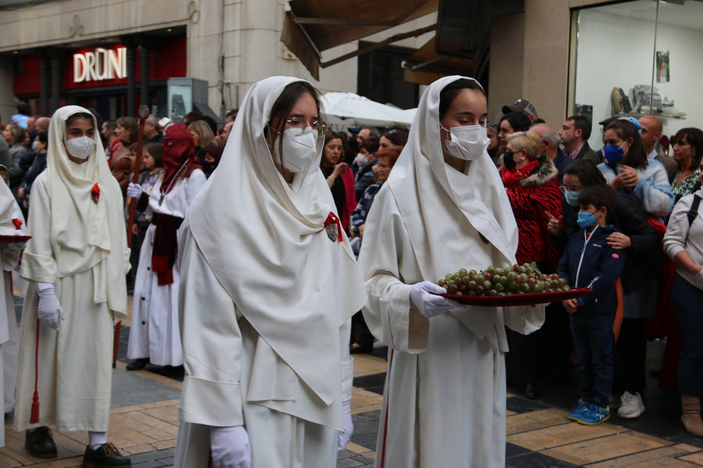 La tarde de Jueves Santo la fraternidad entre cofradías se ha materializado en la procesión de La Úlitma Cena.