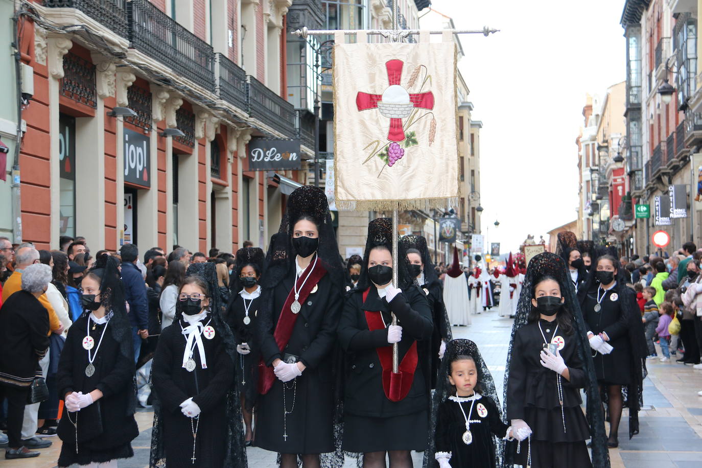 La tarde de Jueves Santo la fraternidad entre cofradías se ha materializado en la procesión de La Úlitma Cena.