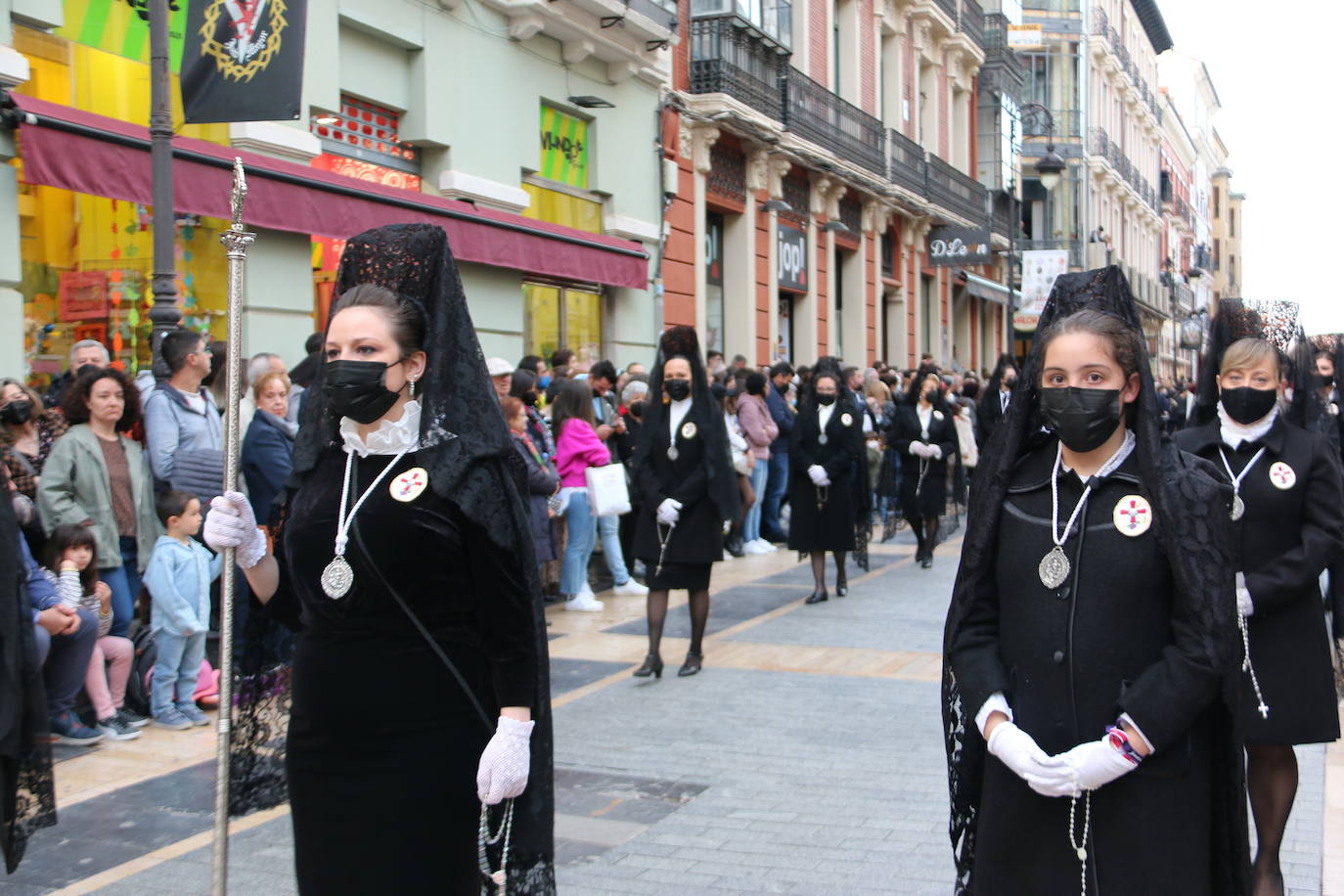 La tarde de Jueves Santo la fraternidad entre cofradías se ha materializado en la procesión de La Úlitma Cena.