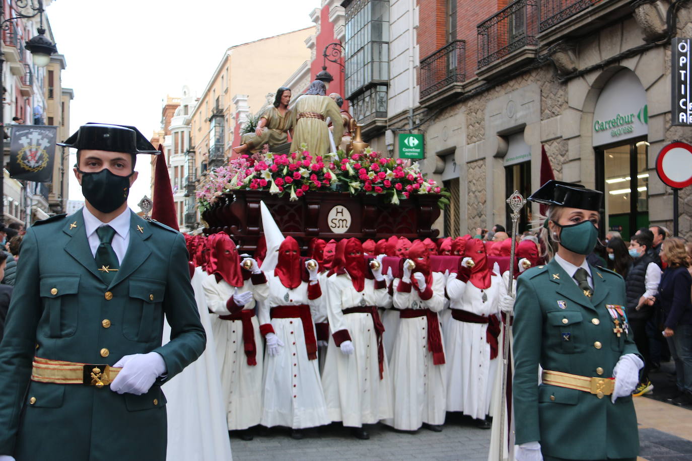 La tarde de Jueves Santo la fraternidad entre cofradías se ha materializado en la procesión de La Úlitma Cena.