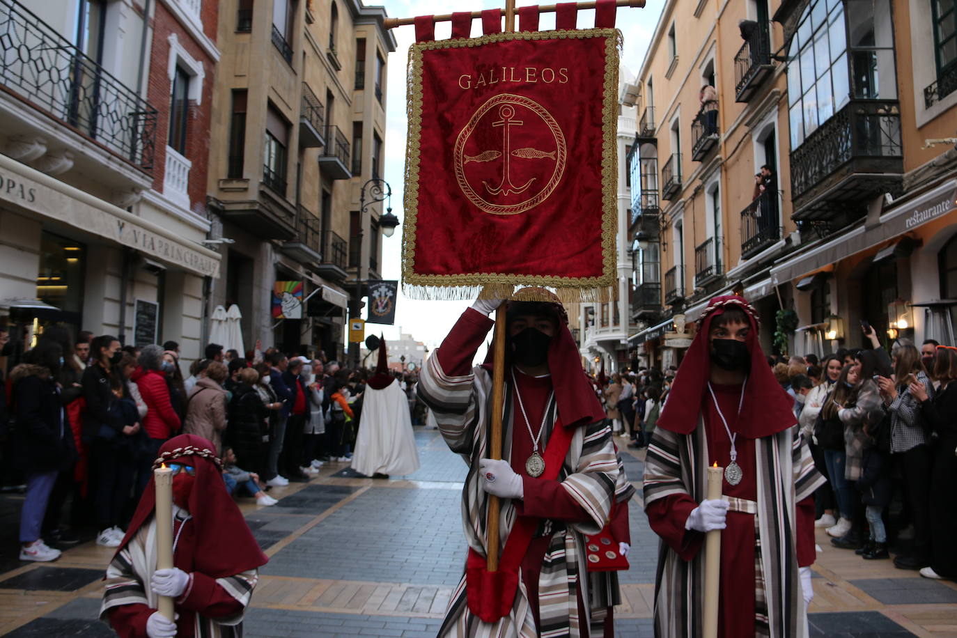 La tarde de Jueves Santo la fraternidad entre cofradías se ha materializado en la procesión de La Úlitma Cena.