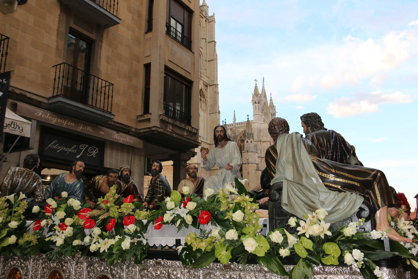 La tarde de Jueves Santo la fraternidad entre cofradías se ha materializado en la procesión de La Úlitma Cena.