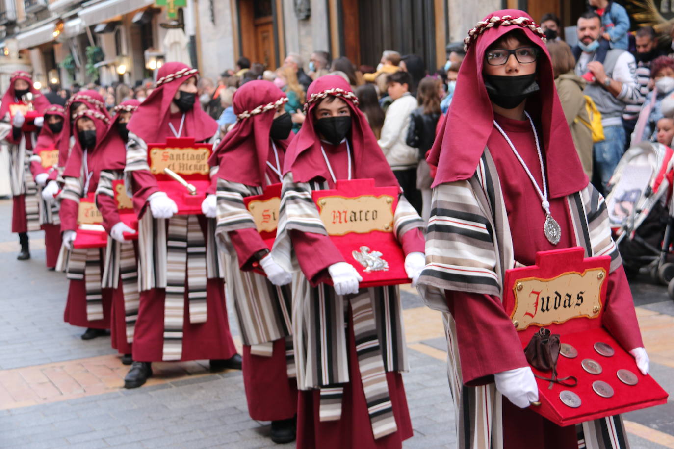 La tarde de Jueves Santo la fraternidad entre cofradías se ha materializado en la procesión de La Úlitma Cena.