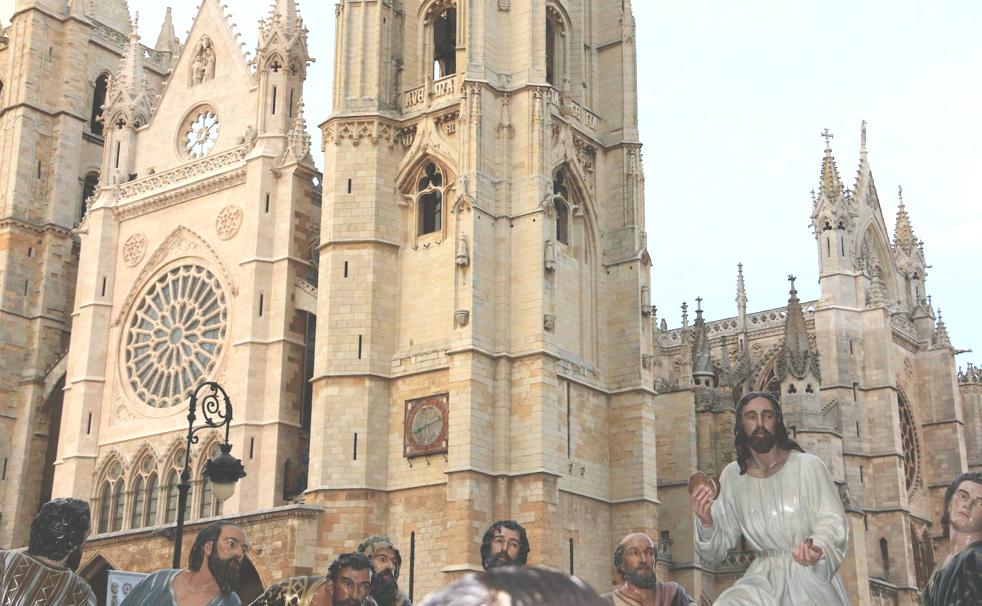 La grandiosidad de La Última Cena ha caminado, en la tarde de este Jueves Santo, por las calles de León. 