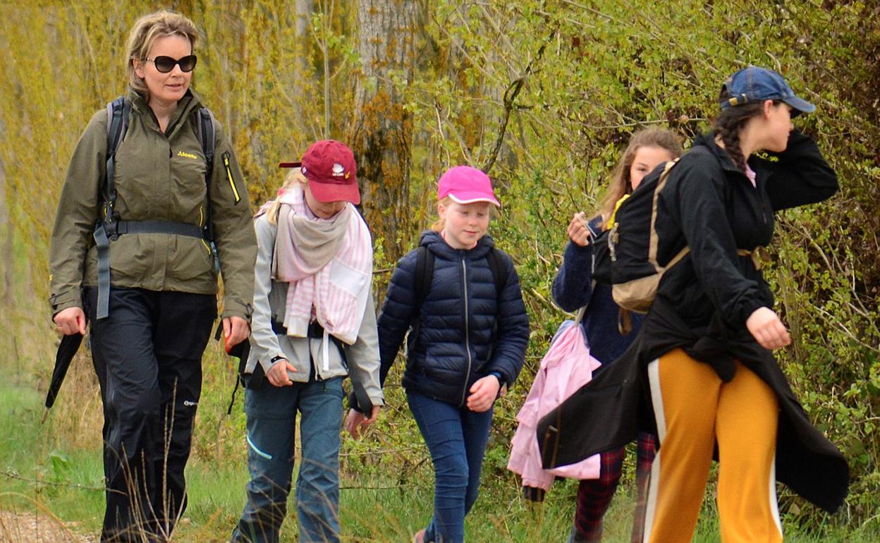 La reina junto a sus hijos durante el Camino de Santiago. 