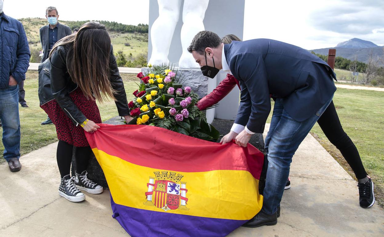 . El secretario general del PSOE de León, Javier Alfonso Cendón, participa en un homenaje -ofrenda floral y lectura de poemas- al Día de la República en Carrocera. Junto a él, la secretaria de Organización del Psoe en León, Nuria Rubio.