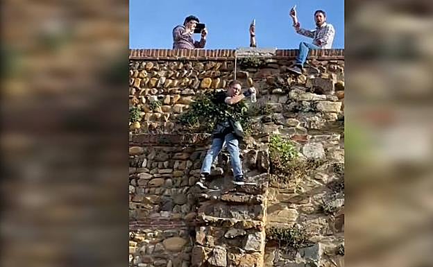 Un momento del 'asalto' a la muralla este Jueves Santo 