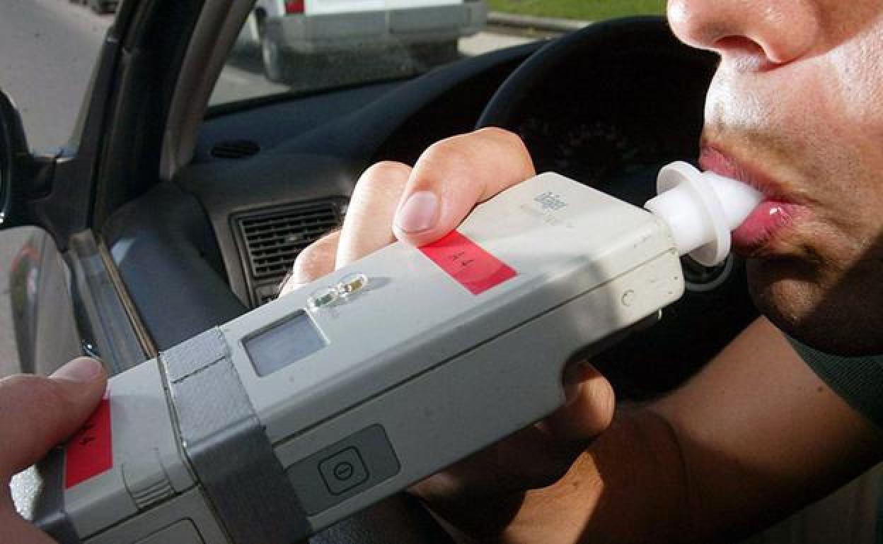 Policia realizando un test de alcoholemia