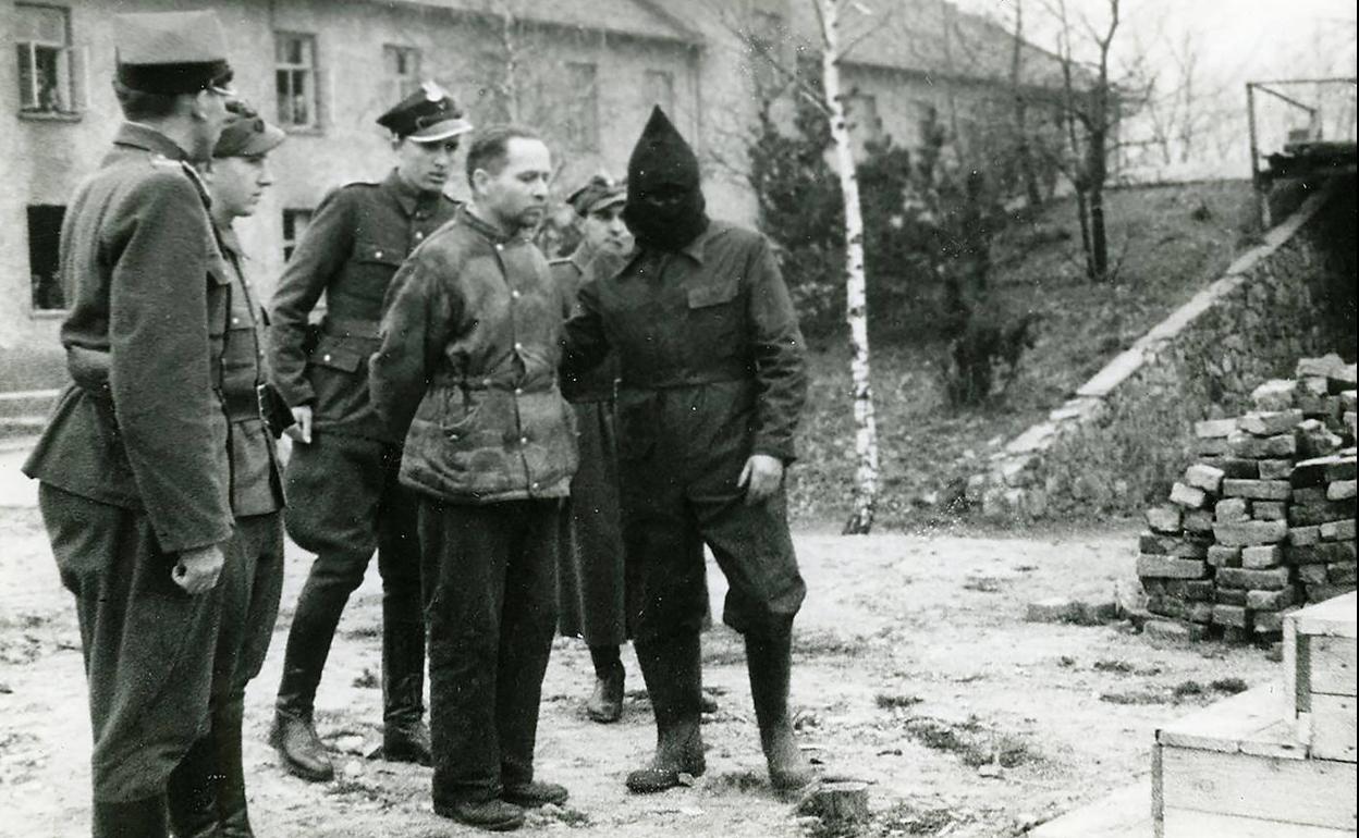 Rudolf Höss, a punto de ser ahorcado en el mismo patíbulo que mandó construir en Auschwitz, el campo de la muerte que creó y dirigió.