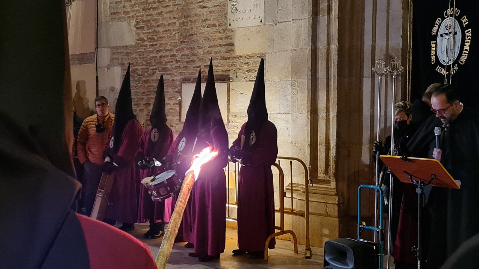 Las lágrimas, la voz de los ángeles y los entusiastas recuerdos de Julio Saurina se unen en la Ronda. Como si el tiempo no hubiera pasado el templo de Santa Marina la Real ha enmudecido y de nuevo las estrellas y las antorchas han regresado convertidas en arte con forma de voz. 