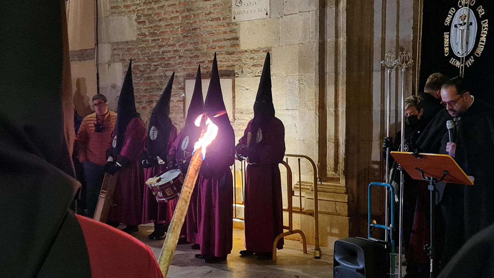 Las lágrimas, la voz de los ángeles y los entusiastas recuerdos de Julio Saurina se unen en la Ronda. Como si el tiempo no hubiera pasado el templo de Santa Marina la Real ha enmudecido y de nuevo las estrellas y las antorchas han regresado convertidas en arte con forma de voz. 