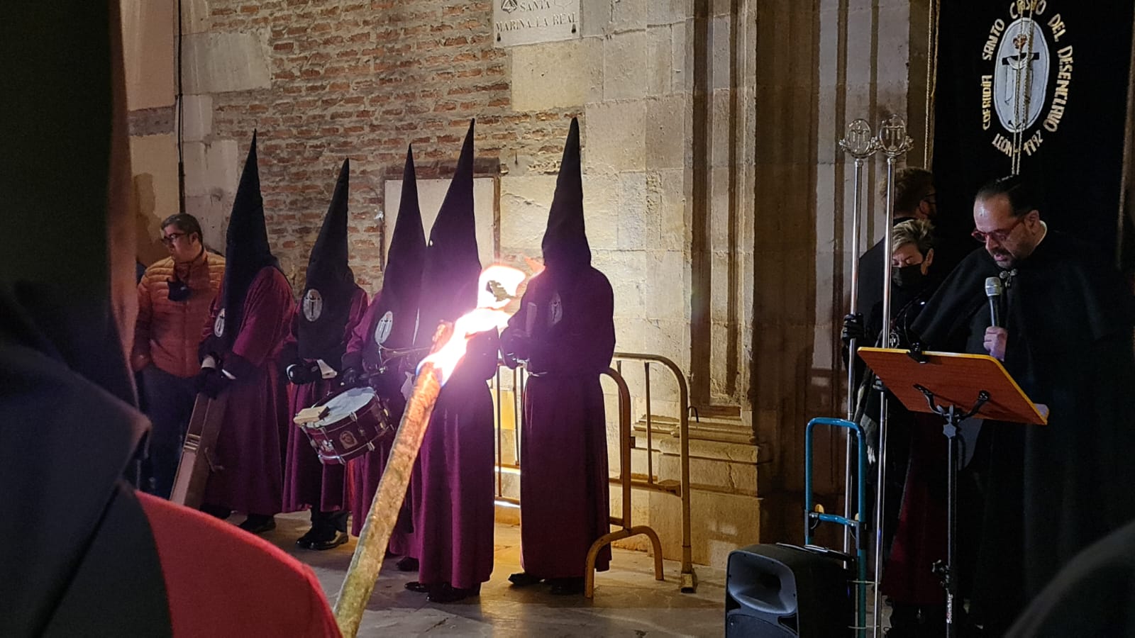 Las lágrimas, la voz de los ángeles y los entusiastas recuerdos de Julio Saurina se unen en la Ronda. Como si el tiempo no hubiera pasado el templo de Santa Marina la Real ha enmudecido y de nuevo las estrellas y las antorchas han regresado convertidas en arte con forma de voz. 