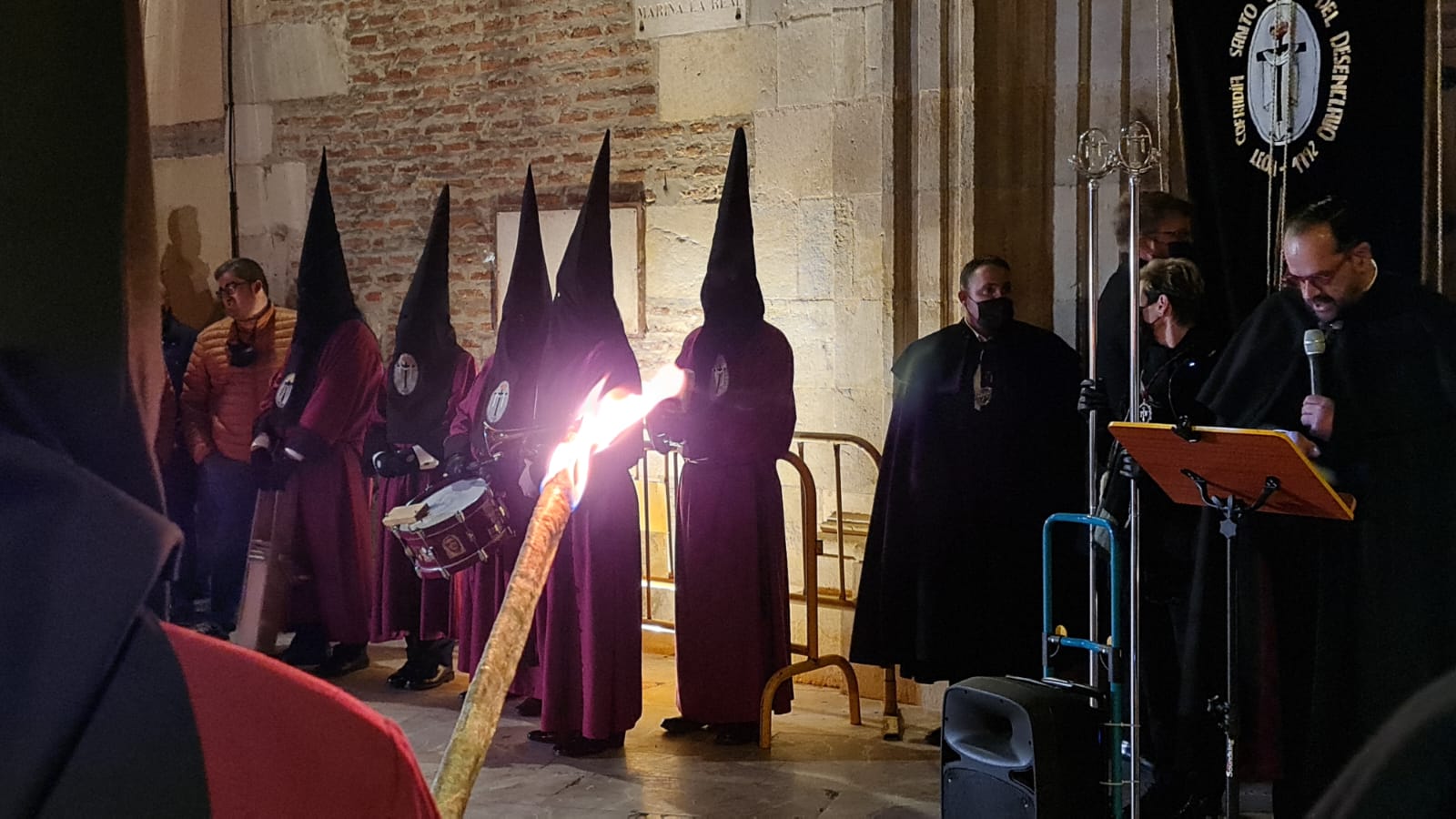 Las lágrimas, la voz de los ángeles y los entusiastas recuerdos de Julio Saurina se unen en la Ronda. Como si el tiempo no hubiera pasado el templo de Santa Marina la Real ha enmudecido y de nuevo las estrellas y las antorchas han regresado convertidas en arte con forma de voz. 