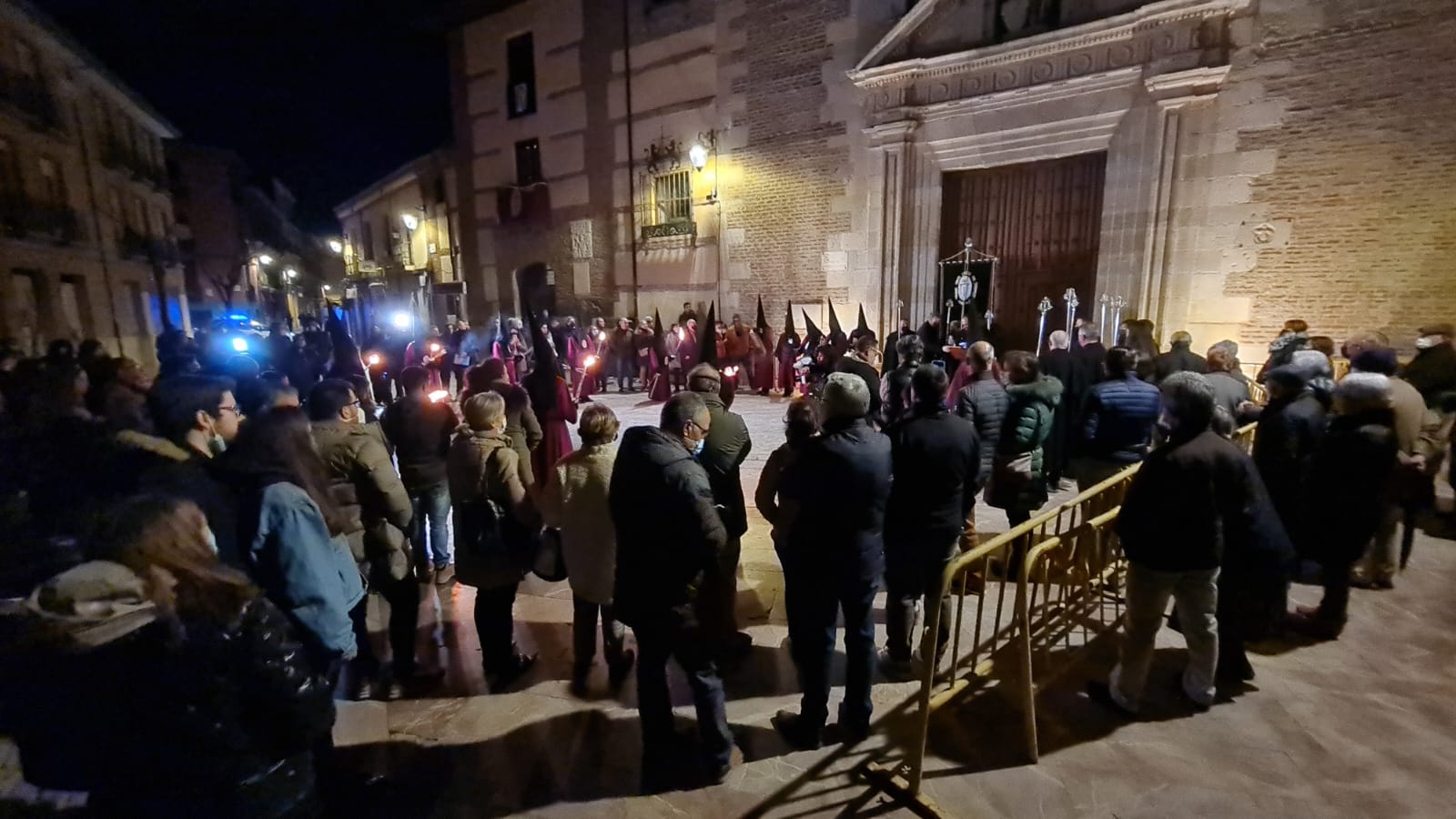 Las lágrimas, la voz de los ángeles y los entusiastas recuerdos de Julio Saurina se unen en la Ronda. Como si el tiempo no hubiera pasado el templo de Santa Marina la Real ha enmudecido y de nuevo las estrellas y las antorchas han regresado convertidas en arte con forma de voz. 