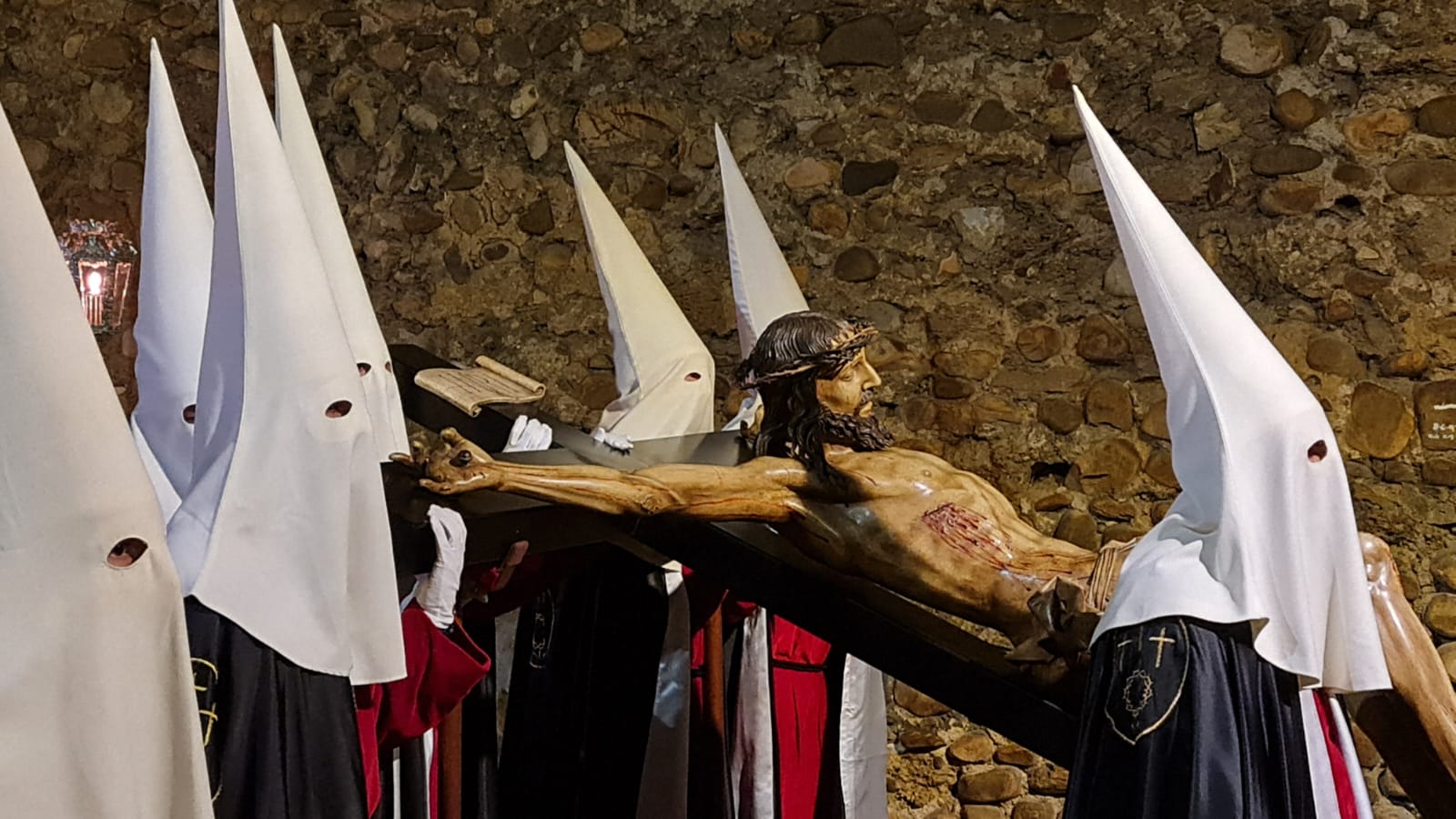 Vía Crucis Procesional: silencio y oración entrecosidos a la muralla de León. El Miércoles Santo se cierra con el Vía Crucis Procesional alumbrado por los hermanos de la Cofradía de las Siete Palabras de Jesús en la Cruz fieles al paso del yacente santísimo Cristo de la Agonía. 