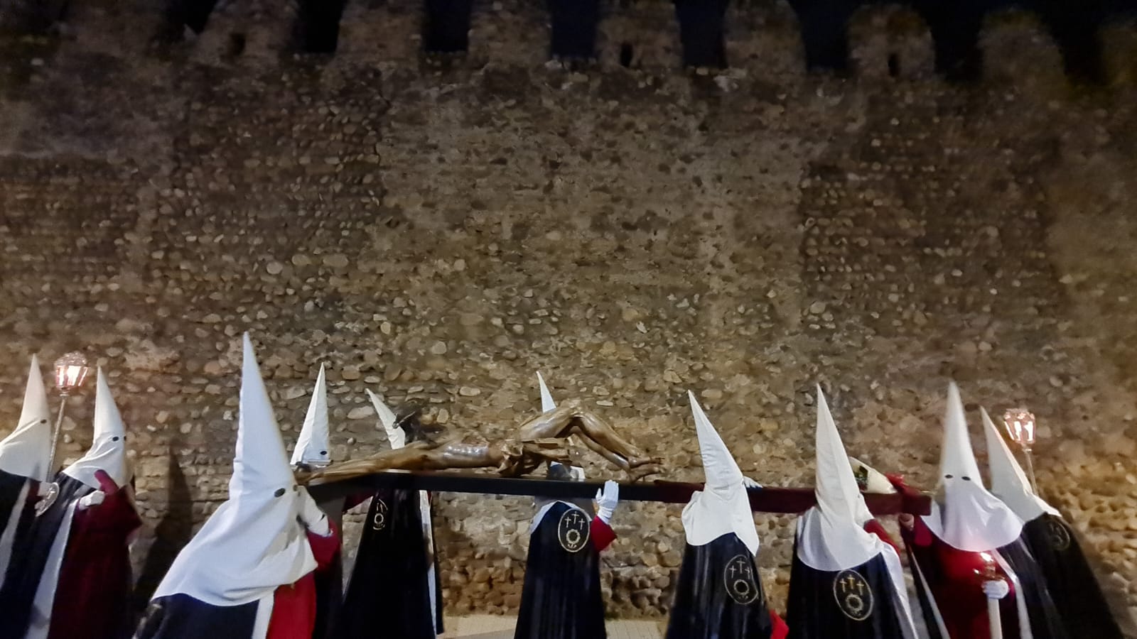 Vía Crucis Procesional: silencio y oración entrecosidos a la muralla de León. El Miércoles Santo se cierra con el Vía Crucis Procesional alumbrado por los hermanos de la Cofradía de las Siete Palabras de Jesús en la Cruz fieles al paso del yacente santísimo Cristo de la Agonía. 