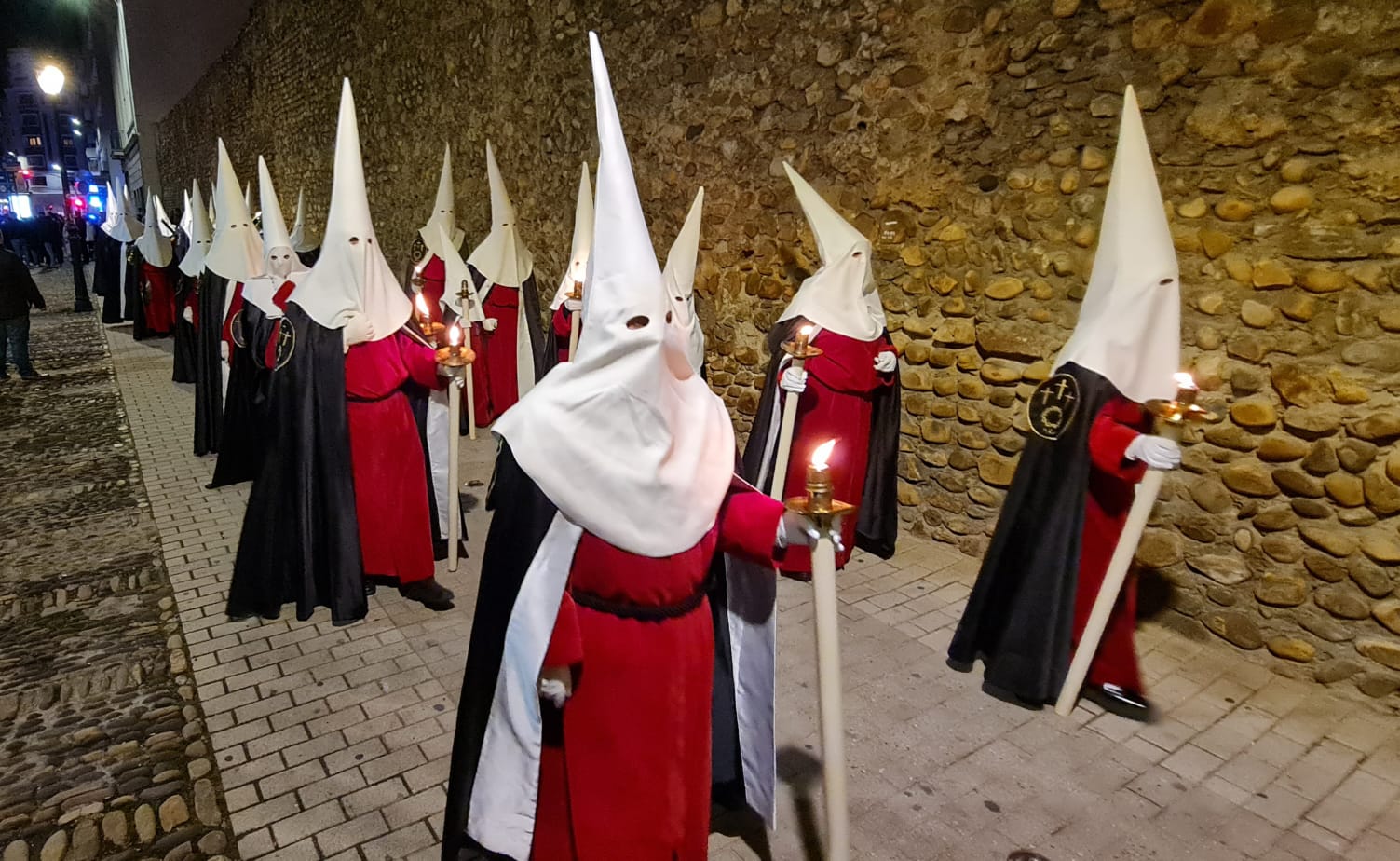 Vía Crucis Procesional: silencio y oración entrecosidos a la muralla de León. El Miércoles Santo se cierra con el Vía Crucis Procesional alumbrado por los hermanos de la Cofradía de las Siete Palabras de Jesús en la Cruz fieles al paso del yacente santísimo Cristo de la Agonía. 