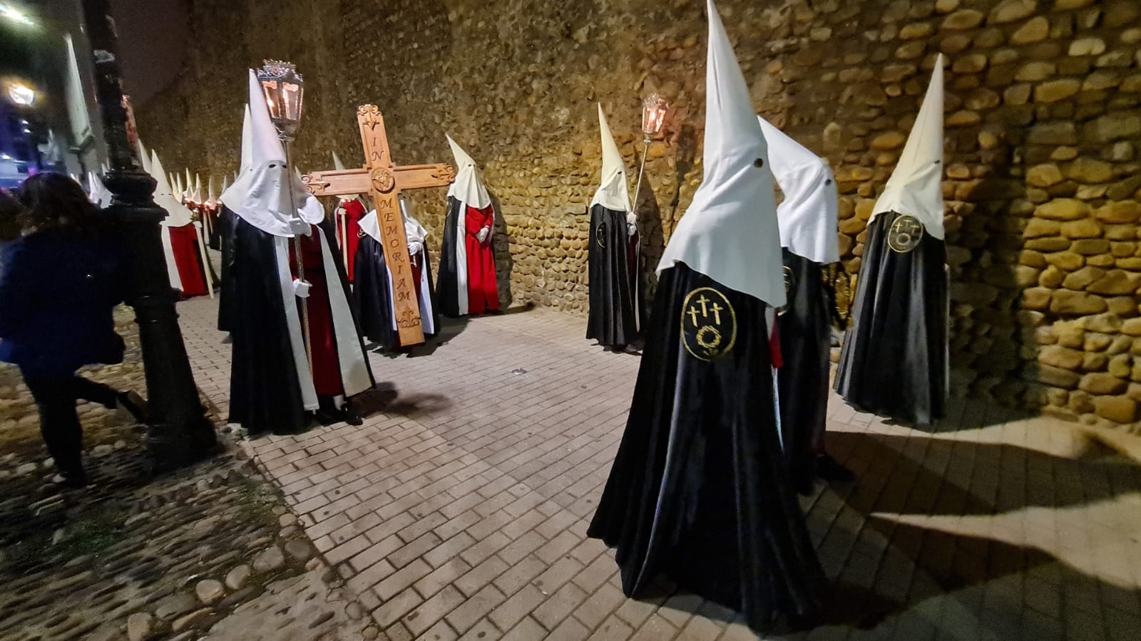 Vía Crucis Procesional: silencio y oración entrecosidos a la muralla de León. El Miércoles Santo se cierra con el Vía Crucis Procesional alumbrado por los hermanos de la Cofradía de las Siete Palabras de Jesús en la Cruz fieles al paso del yacente santísimo Cristo de la Agonía. 