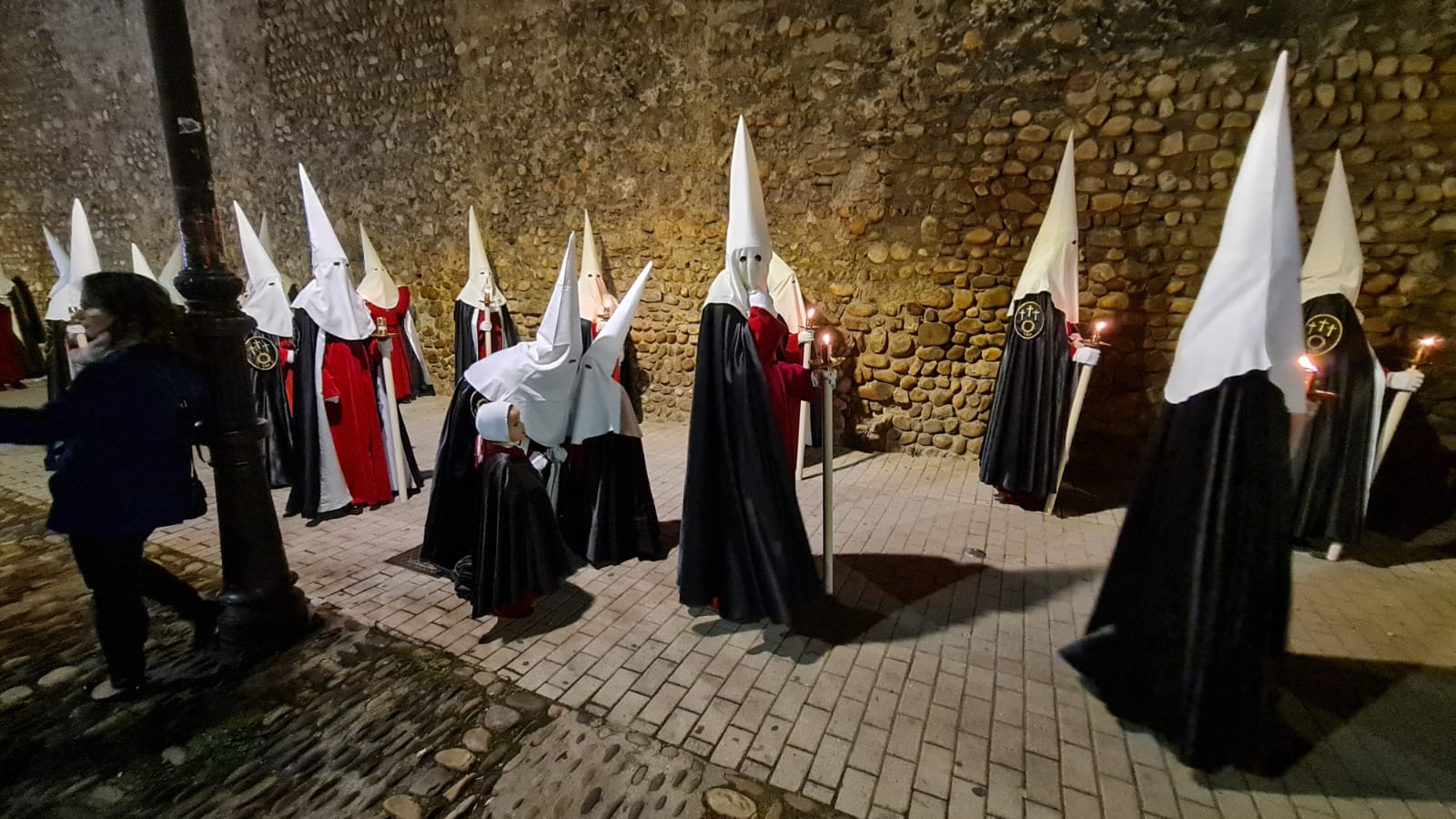 Vía Crucis Procesional: silencio y oración entrecosidos a la muralla de León. El Miércoles Santo se cierra con el Vía Crucis Procesional alumbrado por los hermanos de la Cofradía de las Siete Palabras de Jesús en la Cruz fieles al paso del yacente santísimo Cristo de la Agonía. 