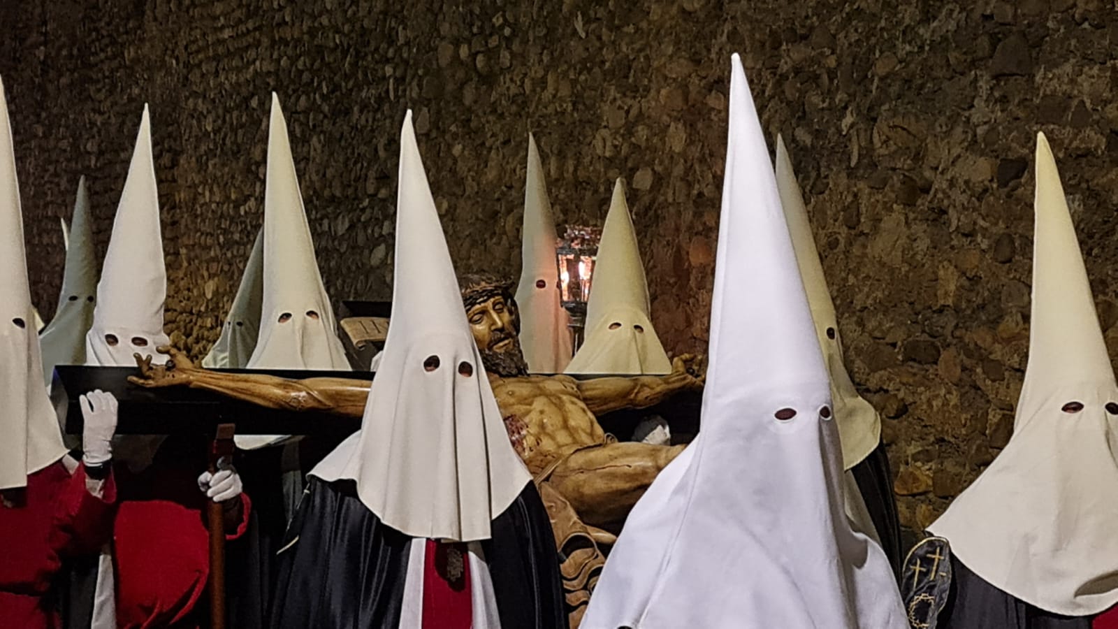 Vía Crucis Procesional: silencio y oración entrecosidos a la muralla de León. El Miércoles Santo se cierra con el Vía Crucis Procesional alumbrado por los hermanos de la Cofradía de las Siete Palabras de Jesús en la Cruz fieles al paso del yacente santísimo Cristo de la Agonía. 