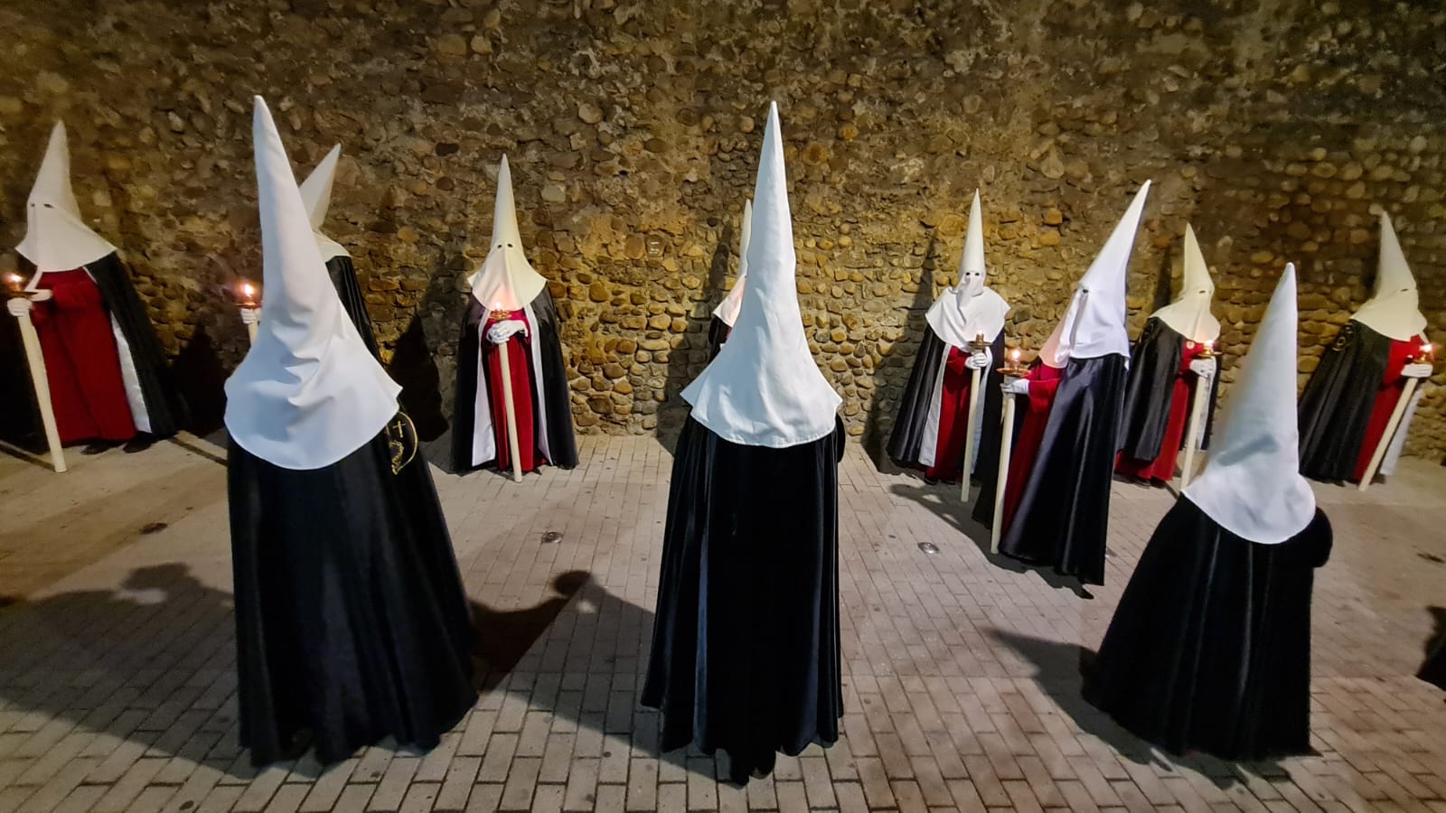 Vía Crucis Procesional: silencio y oración entrecosidos a la muralla de León. El Miércoles Santo se cierra con el Vía Crucis Procesional alumbrado por los hermanos de la Cofradía de las Siete Palabras de Jesús en la Cruz fieles al paso del yacente santísimo Cristo de la Agonía. 