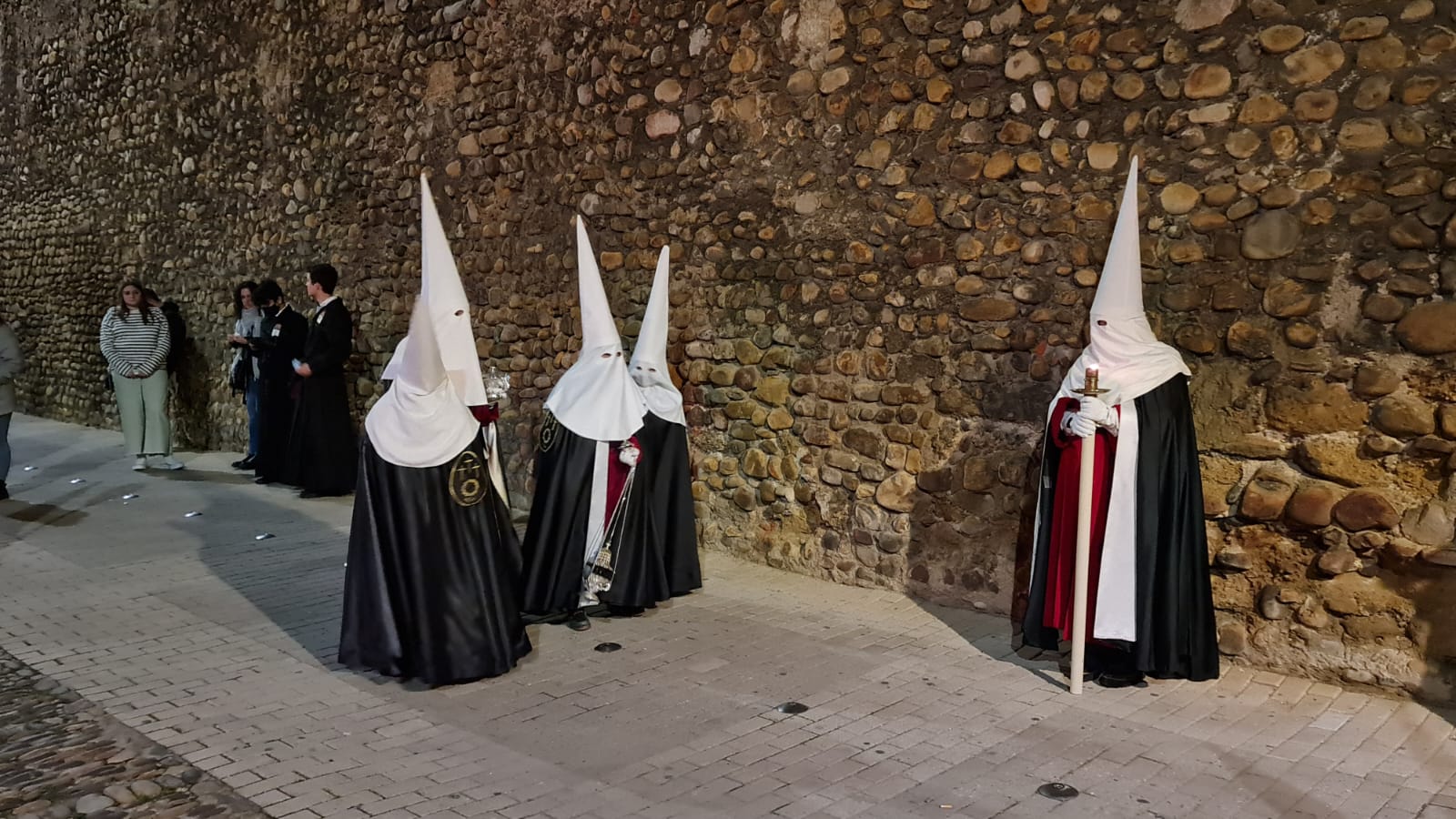 Vía Crucis Procesional: silencio y oración entrecosidos a la muralla de León. El Miércoles Santo se cierra con el Vía Crucis Procesional alumbrado por los hermanos de la Cofradía de las Siete Palabras de Jesús en la Cruz fieles al paso del yacente santísimo Cristo de la Agonía. 