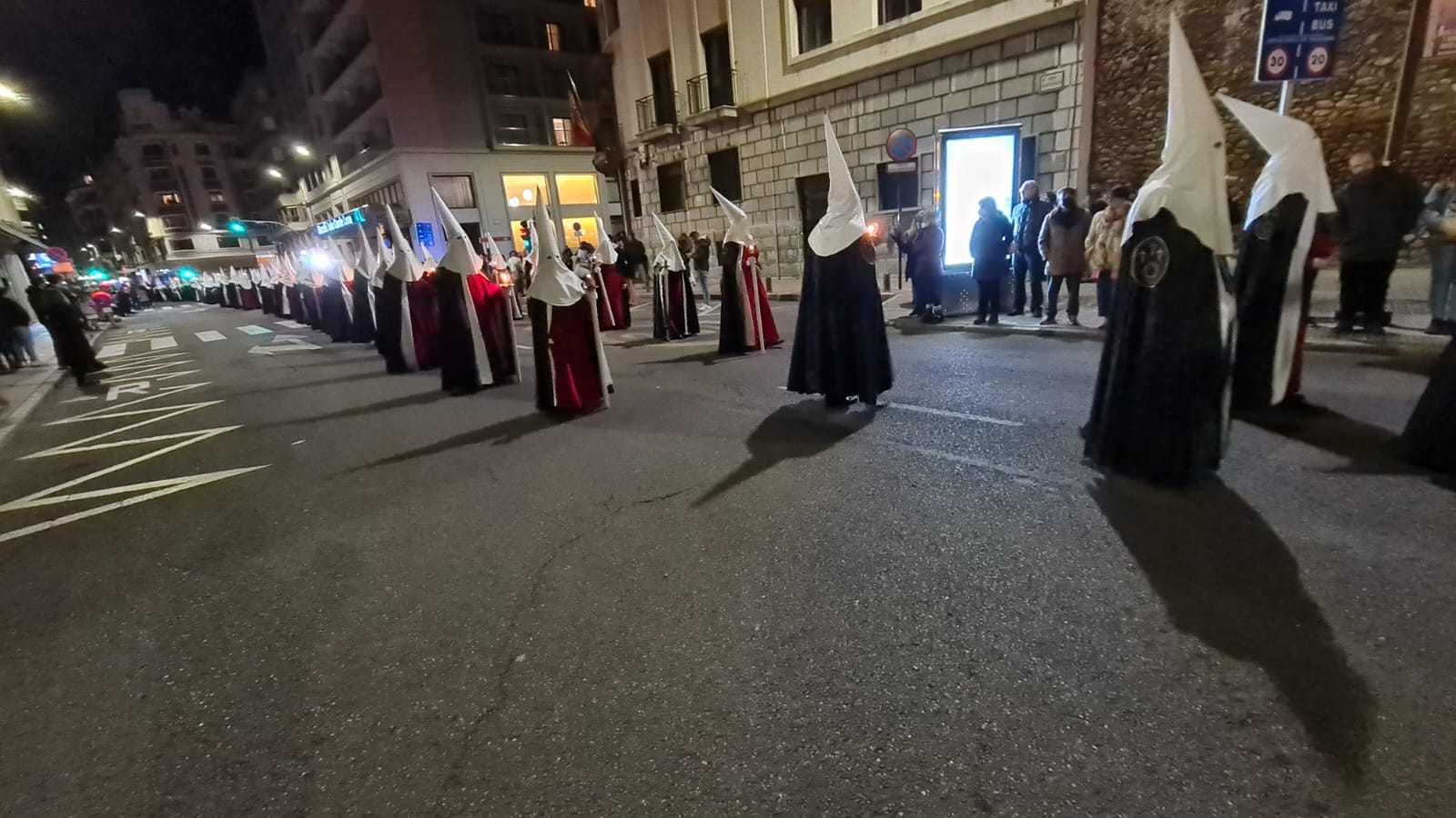 Vía Crucis Procesional: silencio y oración entrecosidos a la muralla de León. El Miércoles Santo se cierra con el Vía Crucis Procesional alumbrado por los hermanos de la Cofradía de las Siete Palabras de Jesús en la Cruz fieles al paso del yacente santísimo Cristo de la Agonía. 