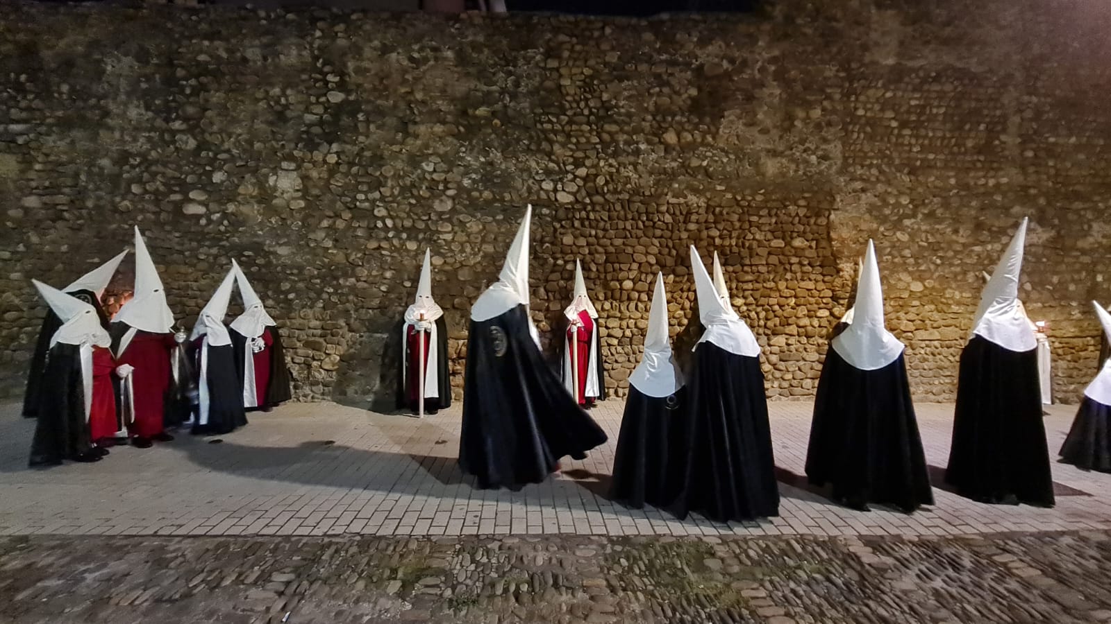 Vía Crucis Procesional: silencio y oración entrecosidos a la muralla de León. El Miércoles Santo se cierra con el Vía Crucis Procesional alumbrado por los hermanos de la Cofradía de las Siete Palabras de Jesús en la Cruz fieles al paso del yacente santísimo Cristo de la Agonía. 