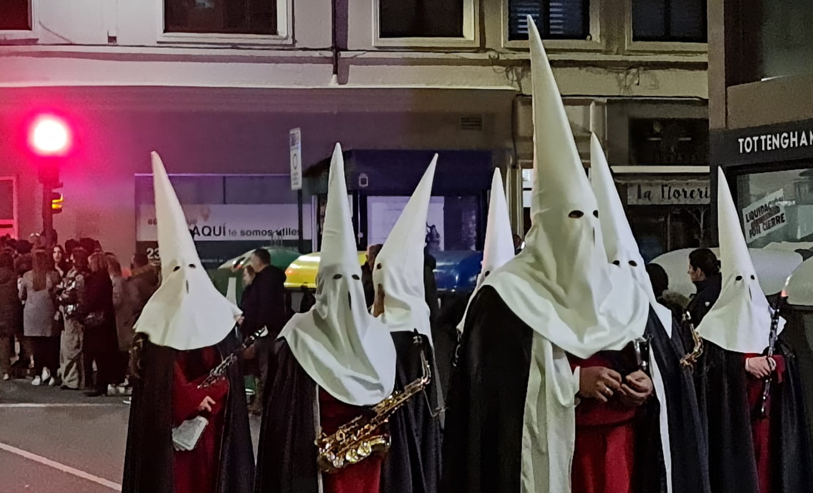 Vía Crucis Procesional: silencio y oración entrecosidos a la muralla de León. El Miércoles Santo se cierra con el Vía Crucis Procesional alumbrado por los hermanos de la Cofradía de las Siete Palabras de Jesús en la Cruz fieles al paso del yacente santísimo Cristo de la Agonía. 