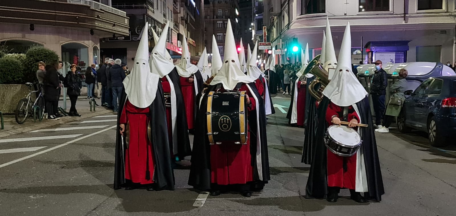 Vía Crucis Procesional: silencio y oración entrecosidos a la muralla de León. El Miércoles Santo se cierra con el Vía Crucis Procesional alumbrado por los hermanos de la Cofradía de las Siete Palabras de Jesús en la Cruz fieles al paso del yacente santísimo Cristo de la Agonía. 