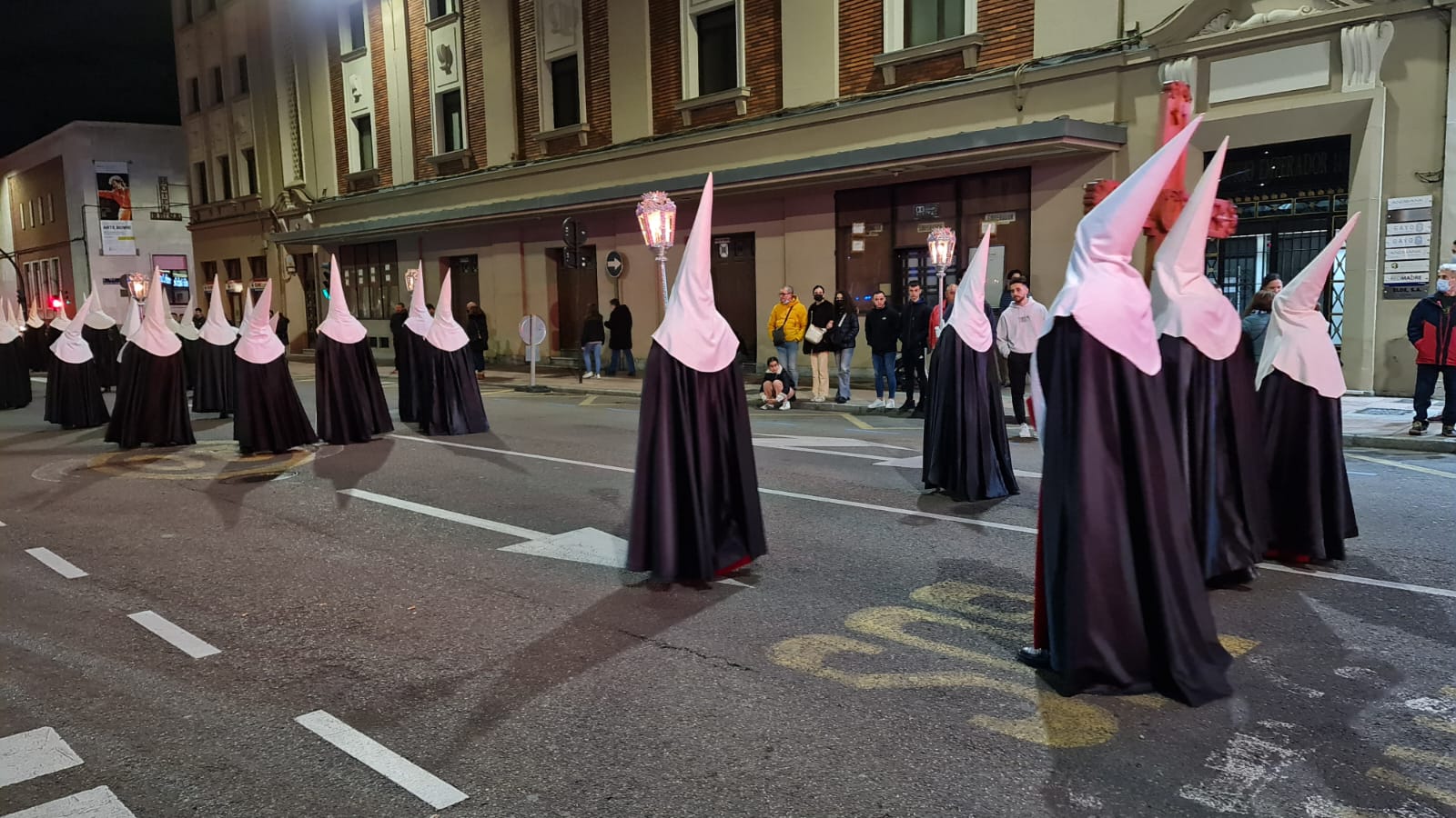 Vía Crucis Procesional: silencio y oración entrecosidos a la muralla de León. El Miércoles Santo se cierra con el Vía Crucis Procesional alumbrado por los hermanos de la Cofradía de las Siete Palabras de Jesús en la Cruz fieles al paso del yacente santísimo Cristo de la Agonía. 