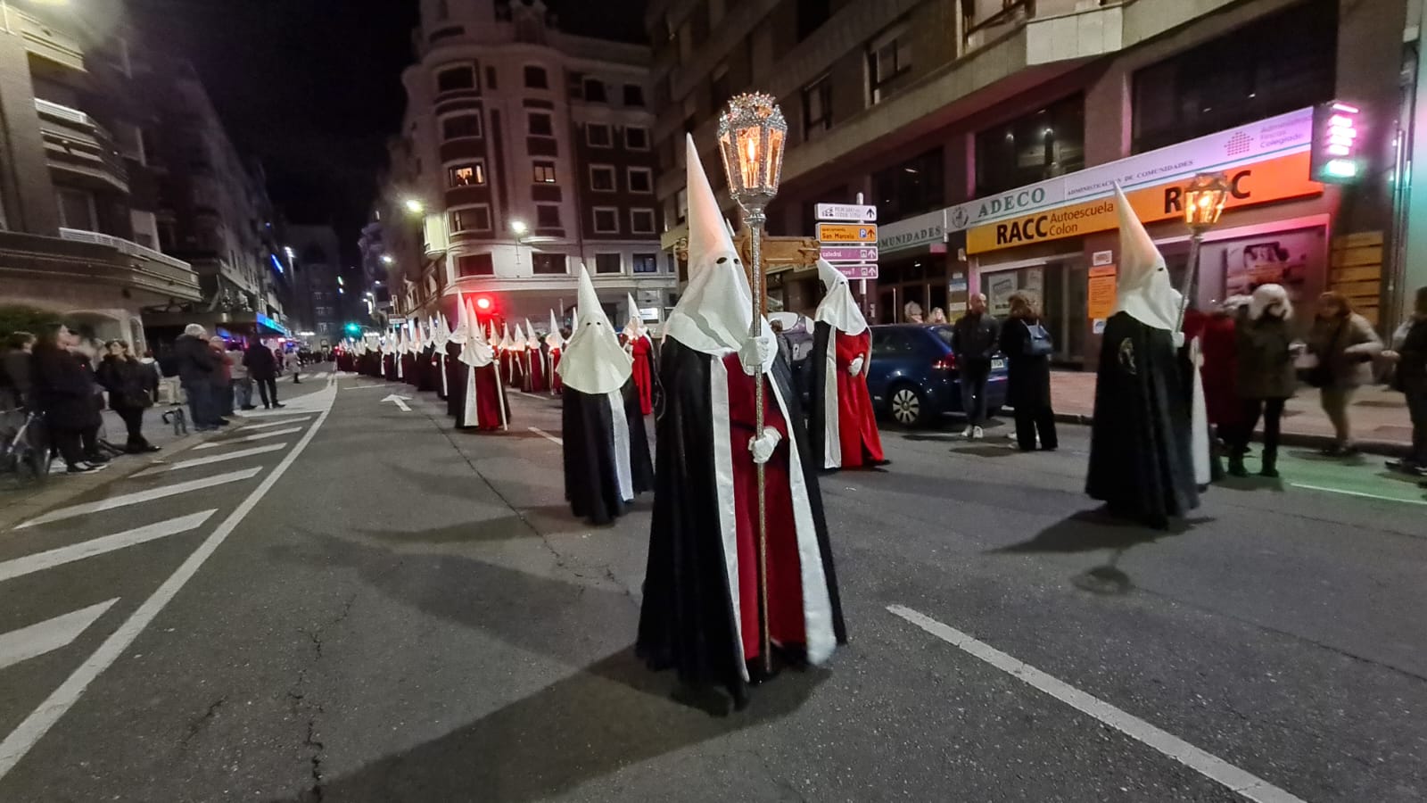 Vía Crucis Procesional: silencio y oración entrecosidos a la muralla de León. El Miércoles Santo se cierra con el Vía Crucis Procesional alumbrado por los hermanos de la Cofradía de las Siete Palabras de Jesús en la Cruz fieles al paso del yacente santísimo Cristo de la Agonía. 