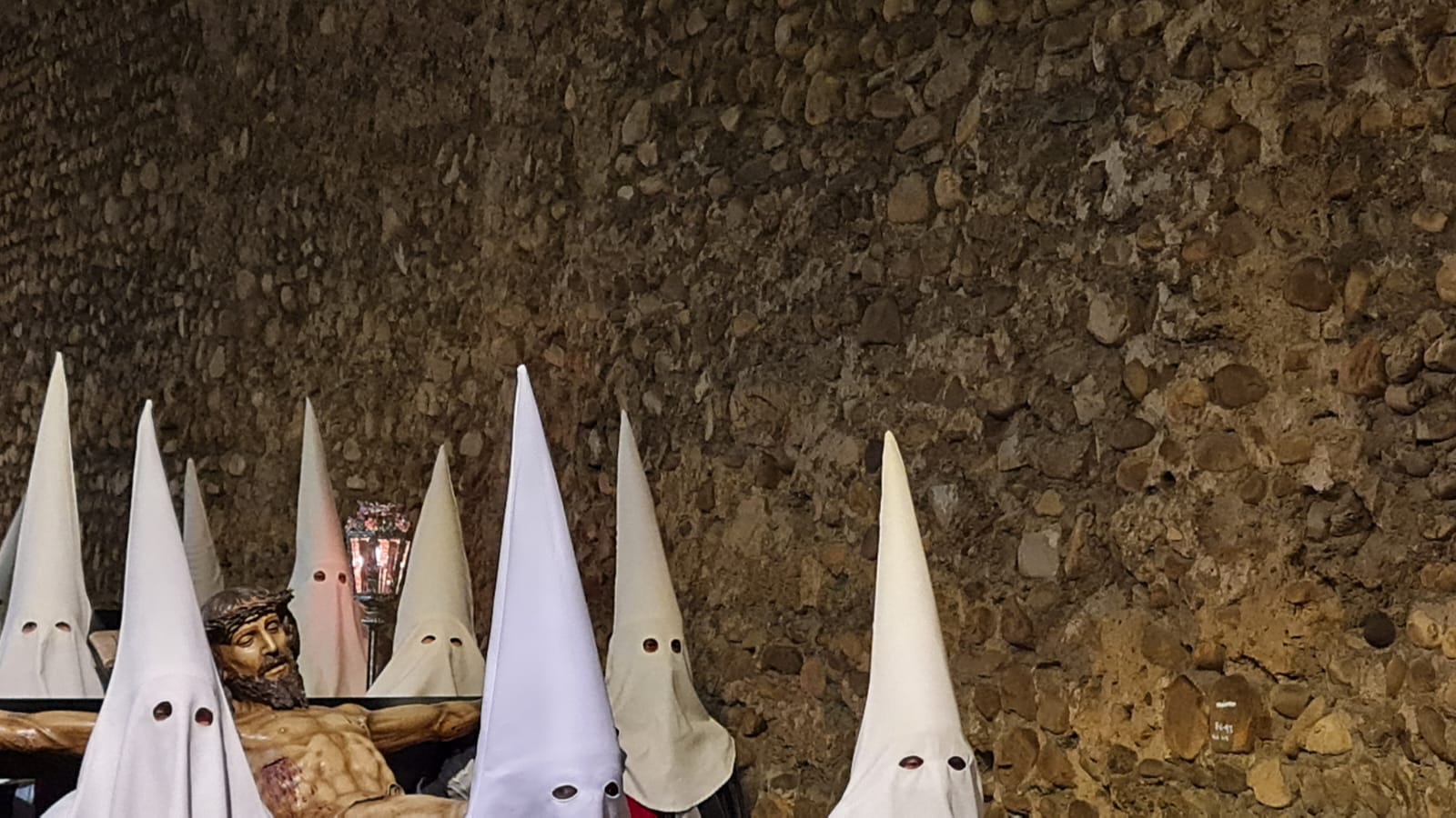 Vía Crucis Procesional: silencio y oración entrecosidos a la muralla de León. El Miércoles Santo se cierra con el Vía Crucis Procesional alumbrado por los hermanos de la Cofradía de las Siete Palabras de Jesús en la Cruz fieles al paso del yacente santísimo Cristo de la Agonía. 