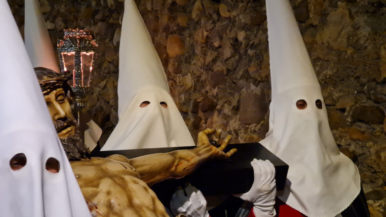 Vía Crucis Procesional: silencio y oración entrecosidos a la muralla de León. El Miércoles Santo se cierra con el Vía Crucis Procesional alumbrado por los hermanos de la Cofradía de las Siete Palabras de Jesús en la Cruz fieles al paso del yacente santísimo Cristo de la Agonía. 