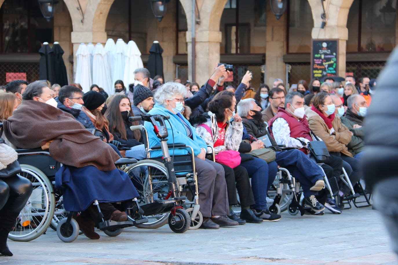 Un momento de la Procesión de los pasos en la Plaza Mayor de León. 